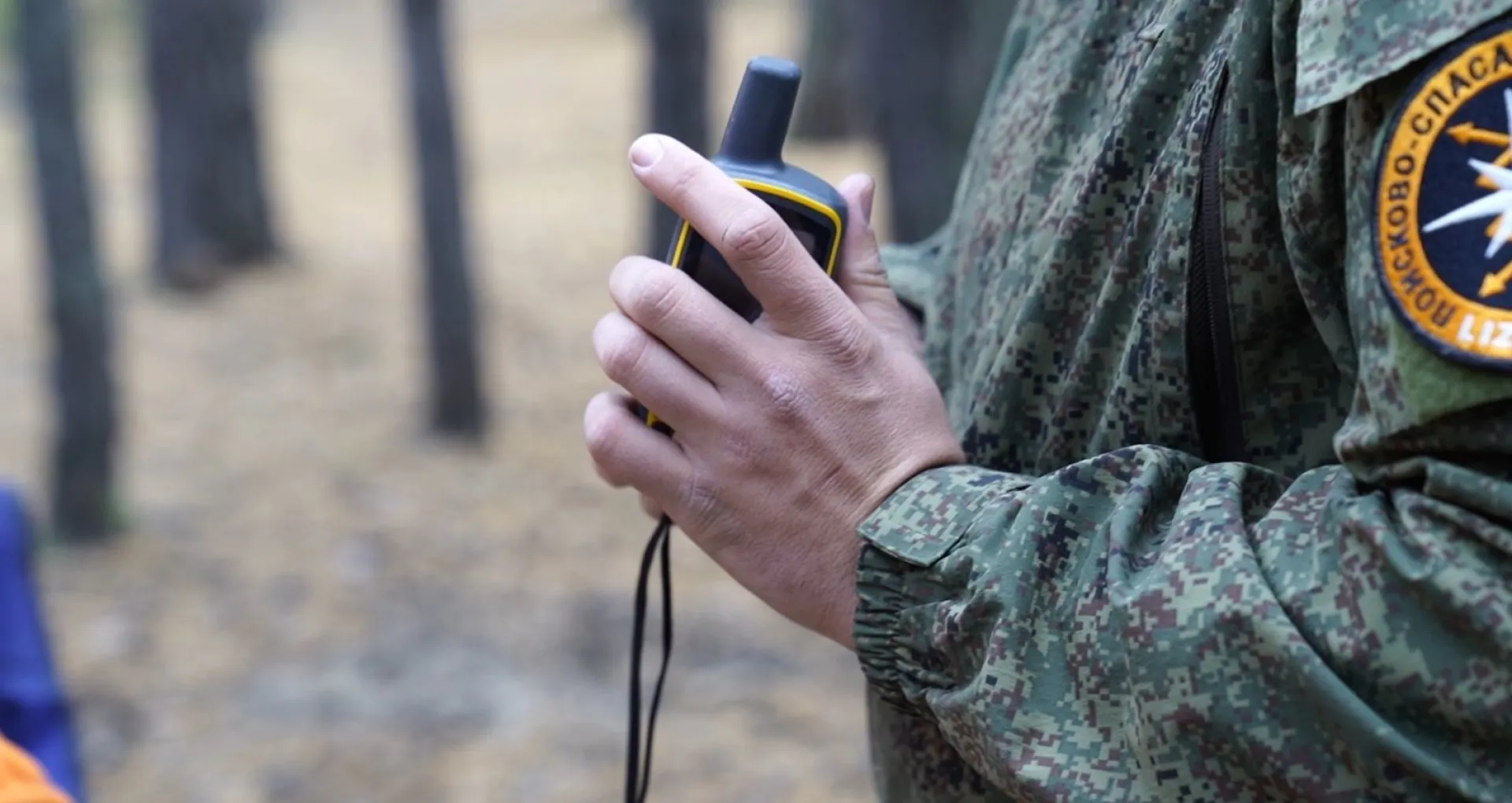 Доброволец нашел заблудившихся в лесу бабушку с внучкой в Алтайском крае