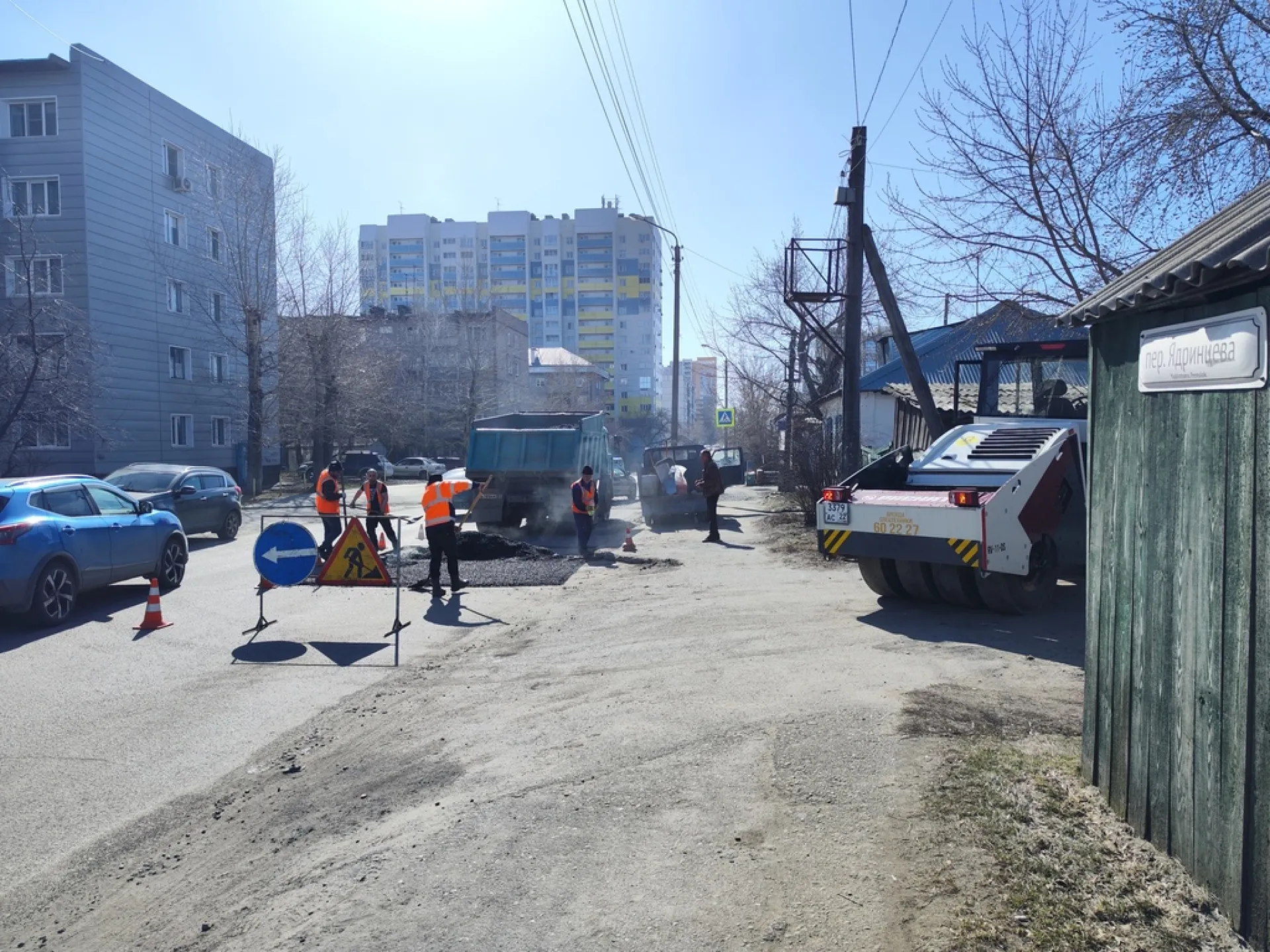 Подрядчики водоканала начали асфальтировать участки, на которых проходил ремонт в Барнауле