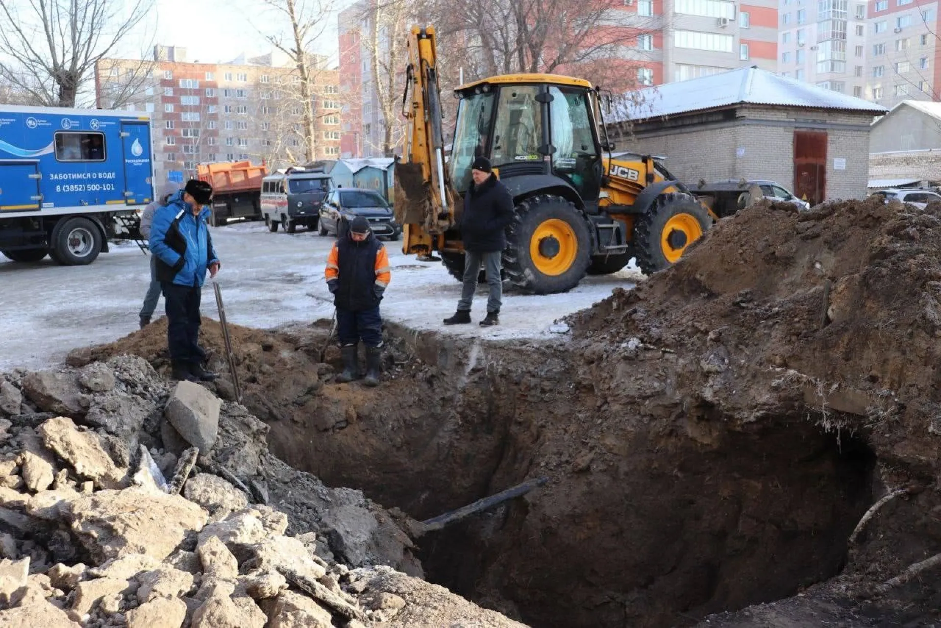 Жители двух домов в Барнауле остались без воды из-за коммунальной аварии
