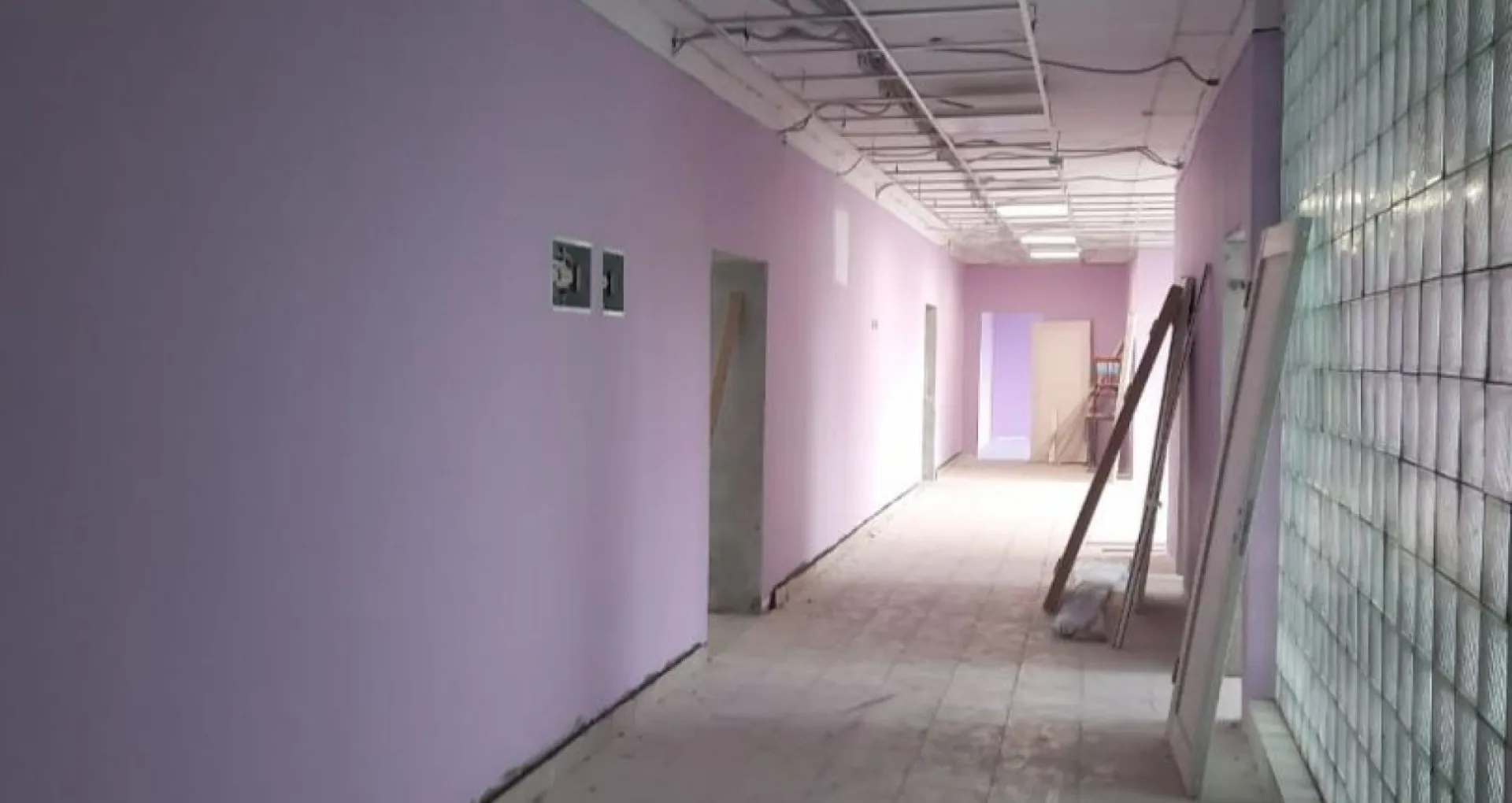 Алтайские строители могут приостановить возведение в регионе школ и детских садов