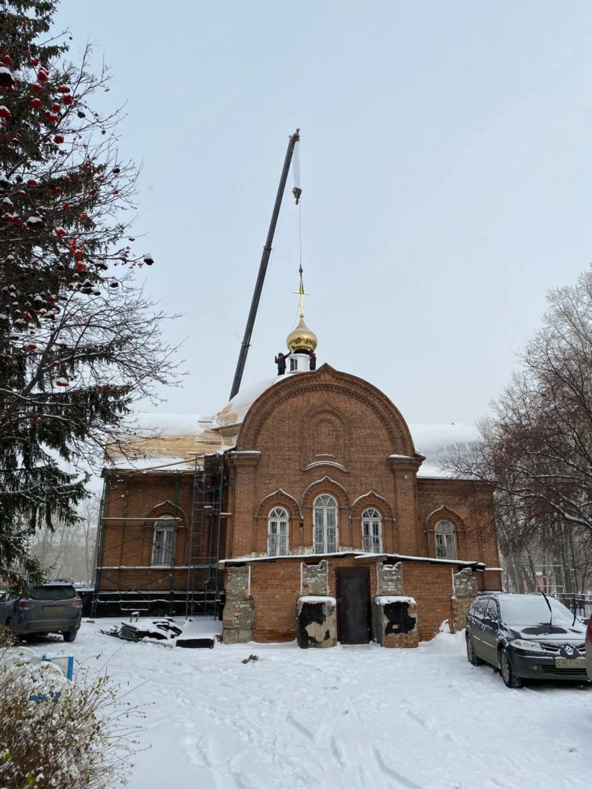 На храме в барнаульском парке «Изумрудный» установили крест