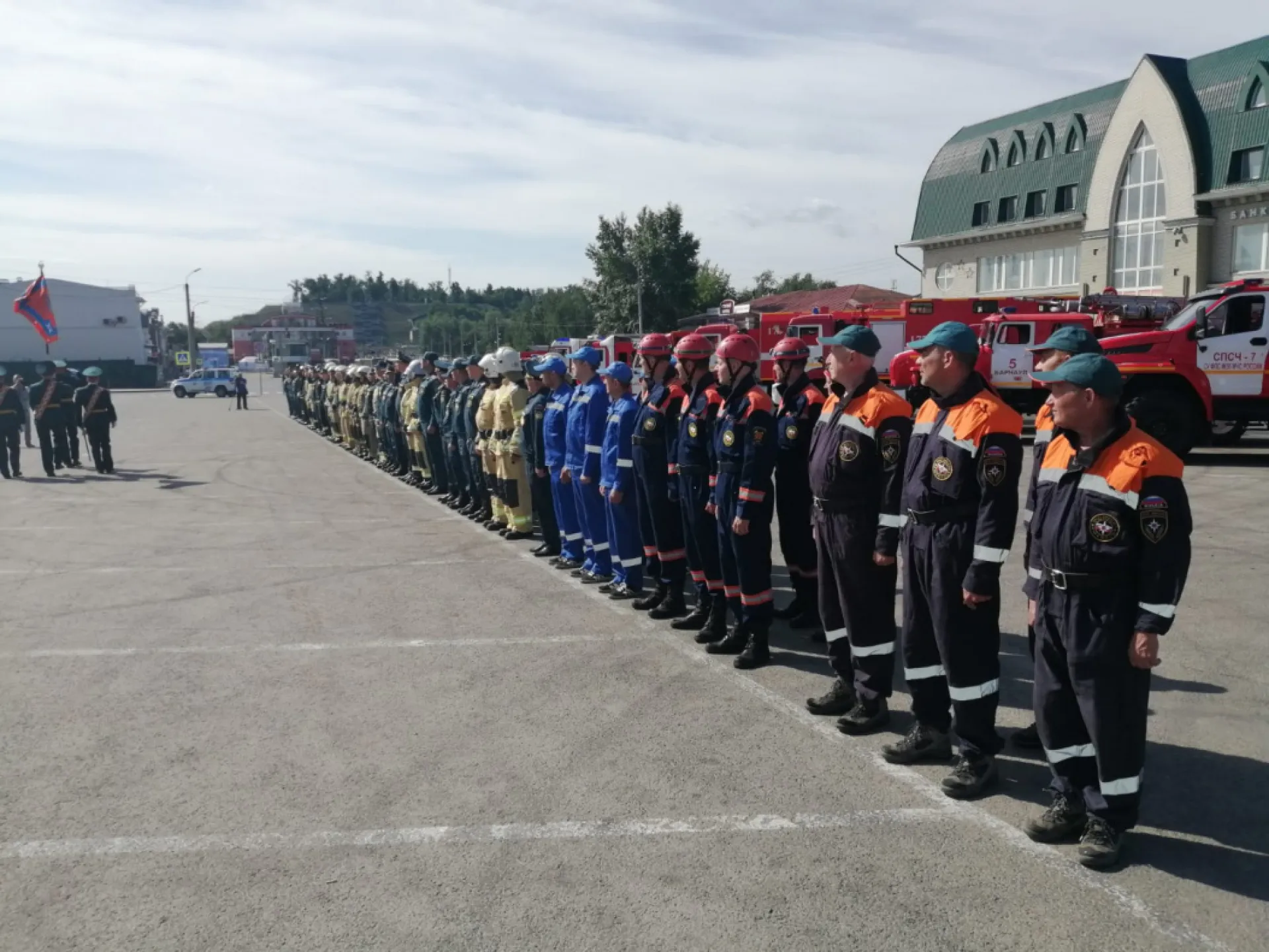 Торжественное построение служащих МЧС прошло в Барнауле