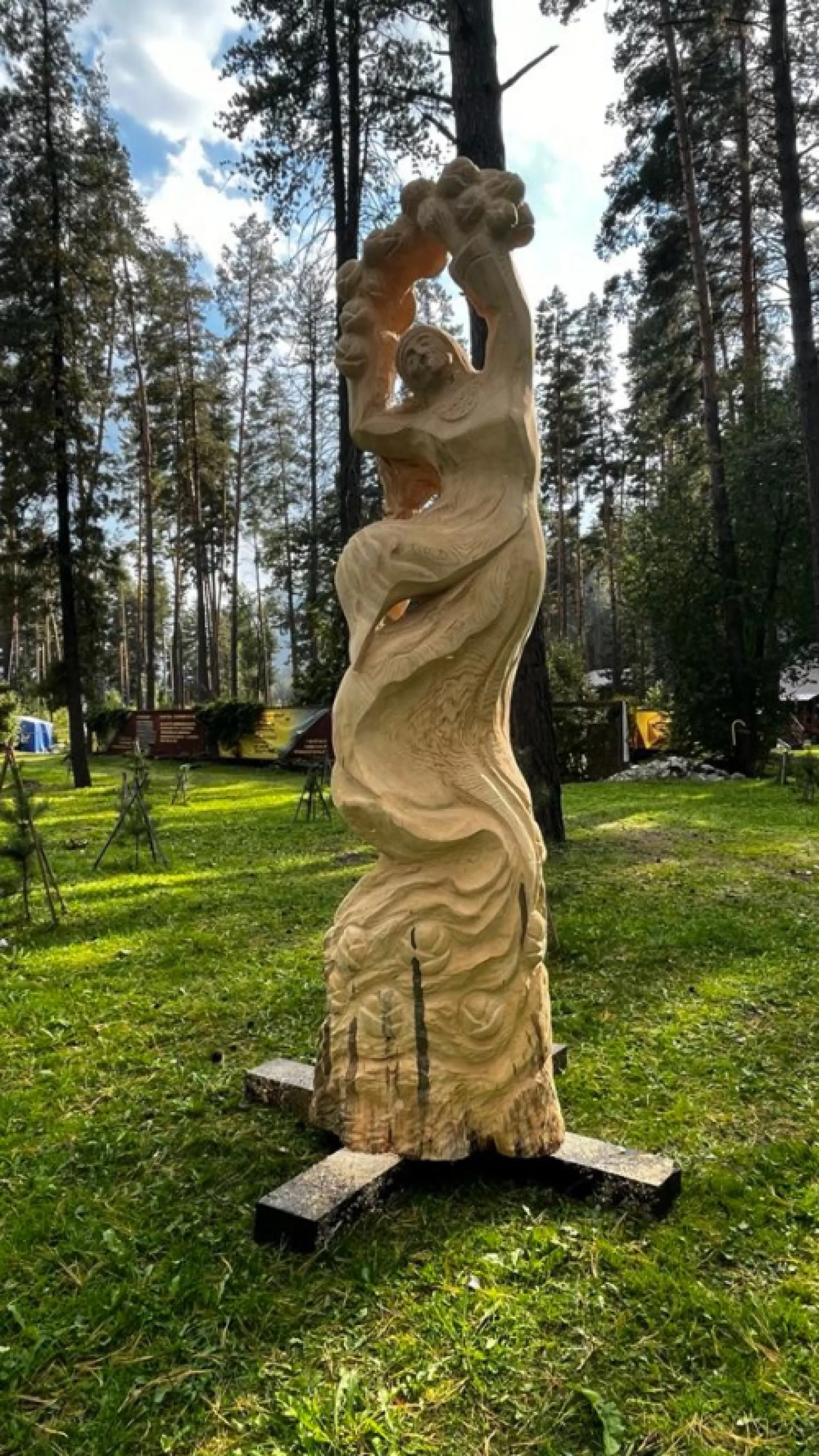 В Алтайском крае завершился международный фестиваль деревянной скульптуры