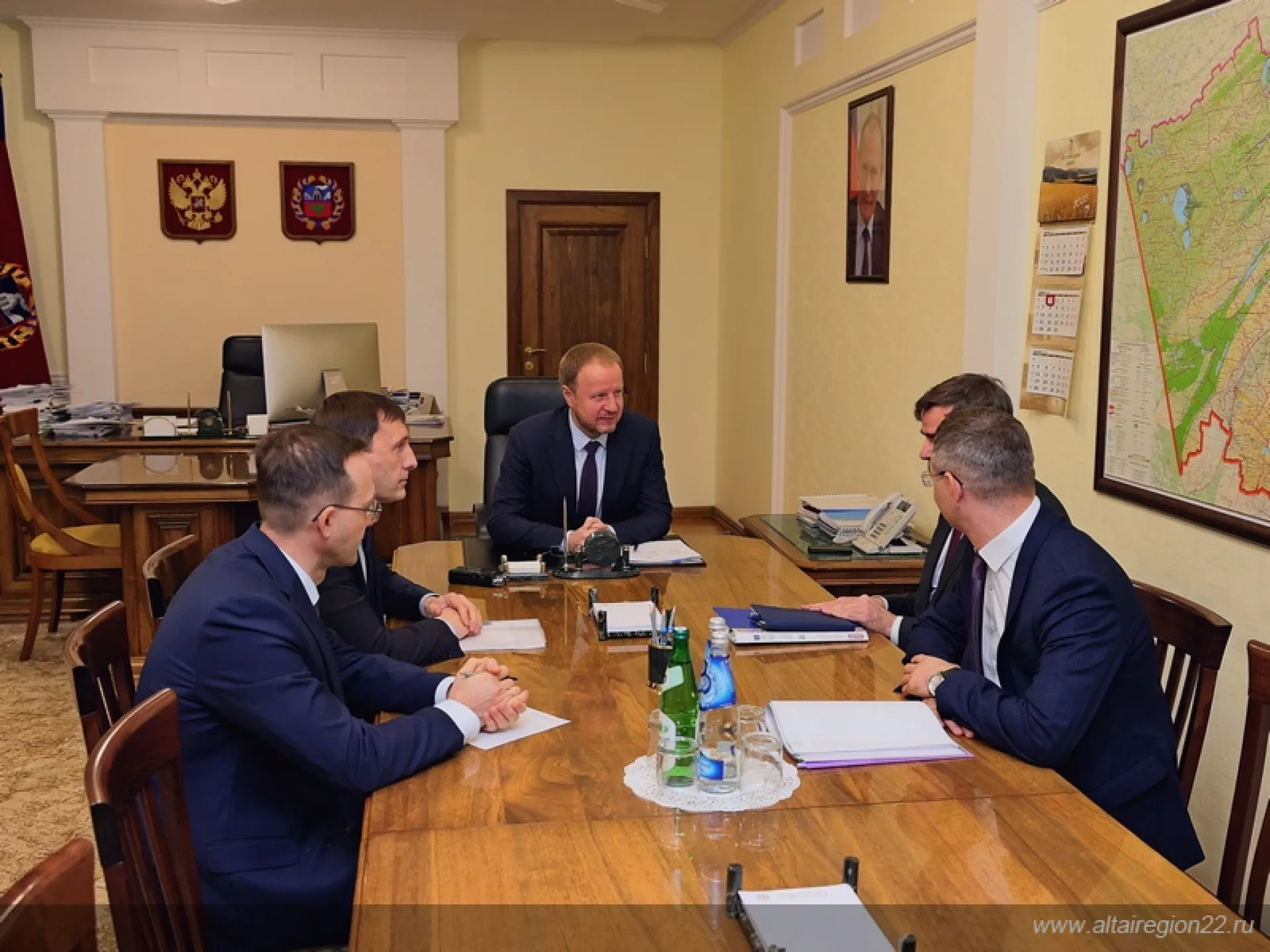 Виктор Томенко познакомился с новым руководителем компании «Газпром газораспределение Барнаул»