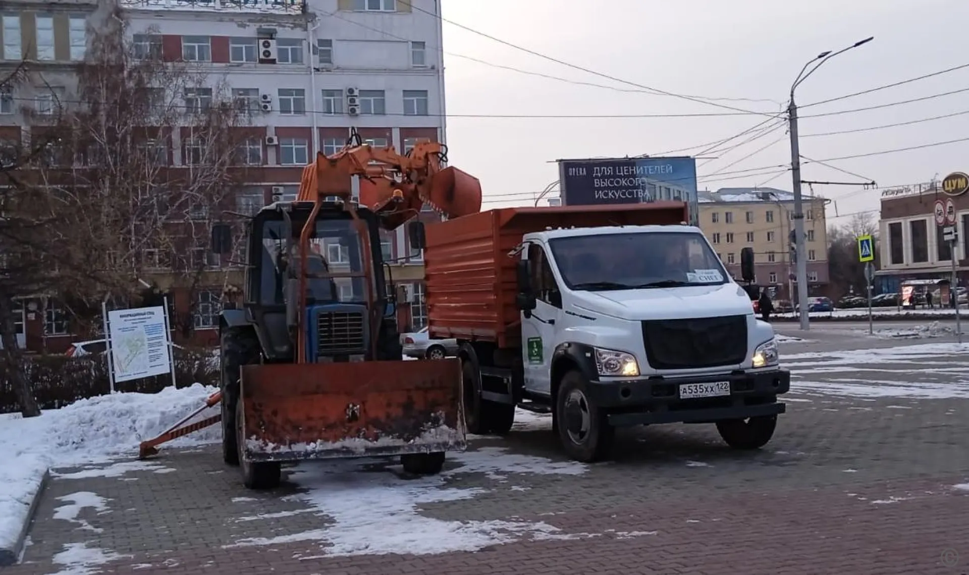 Более 10 тысяч кубометров снега вывезли с дорог в Барнауле за выходные Более 10 тысяч кубометров снега вывезли с дорог в Барнауле за выходные