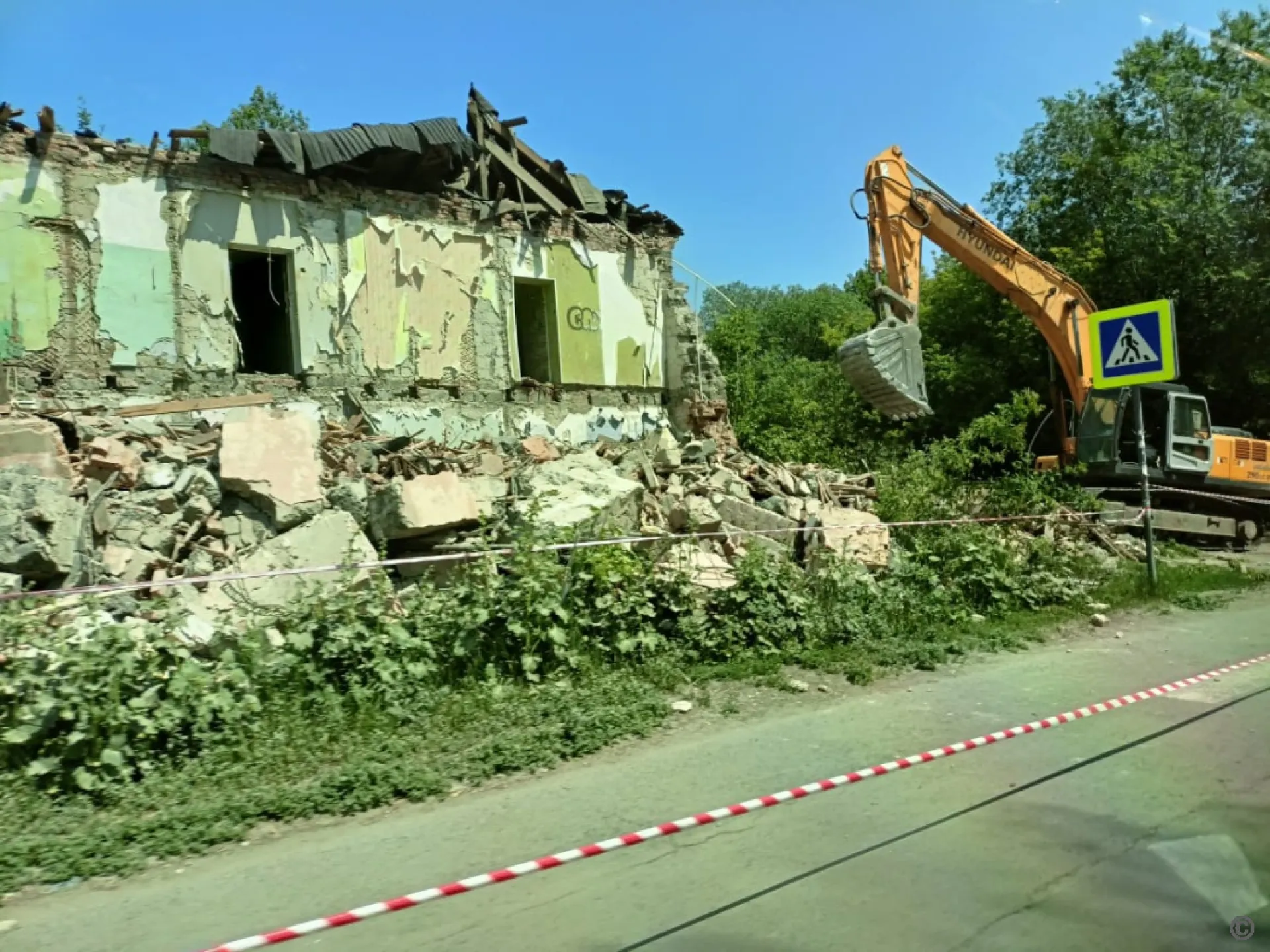 Аварийные дома продолжают сносить в Барнауле