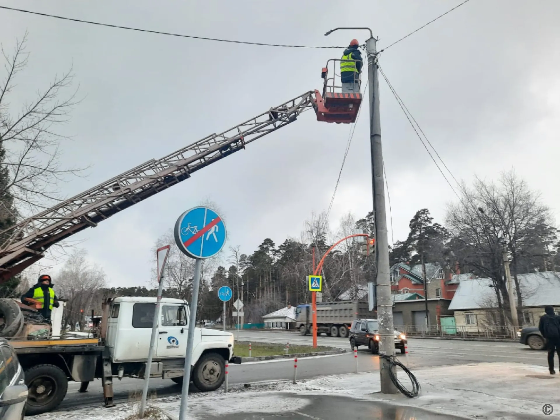 Последствия урагана продолжают устранять в Барнауле