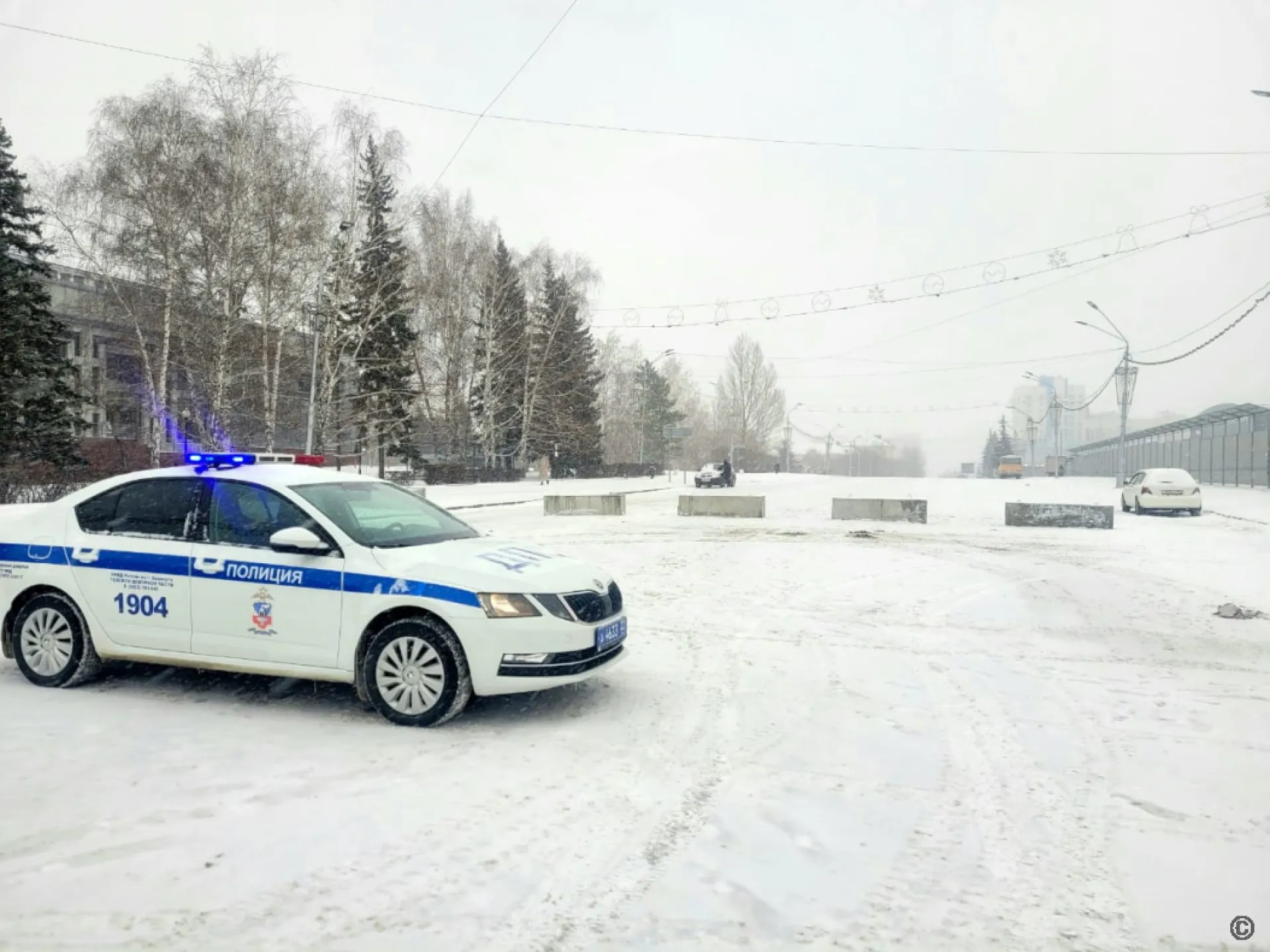 Строительство новогоднего городка началось на площади Сахарова в Барнауле