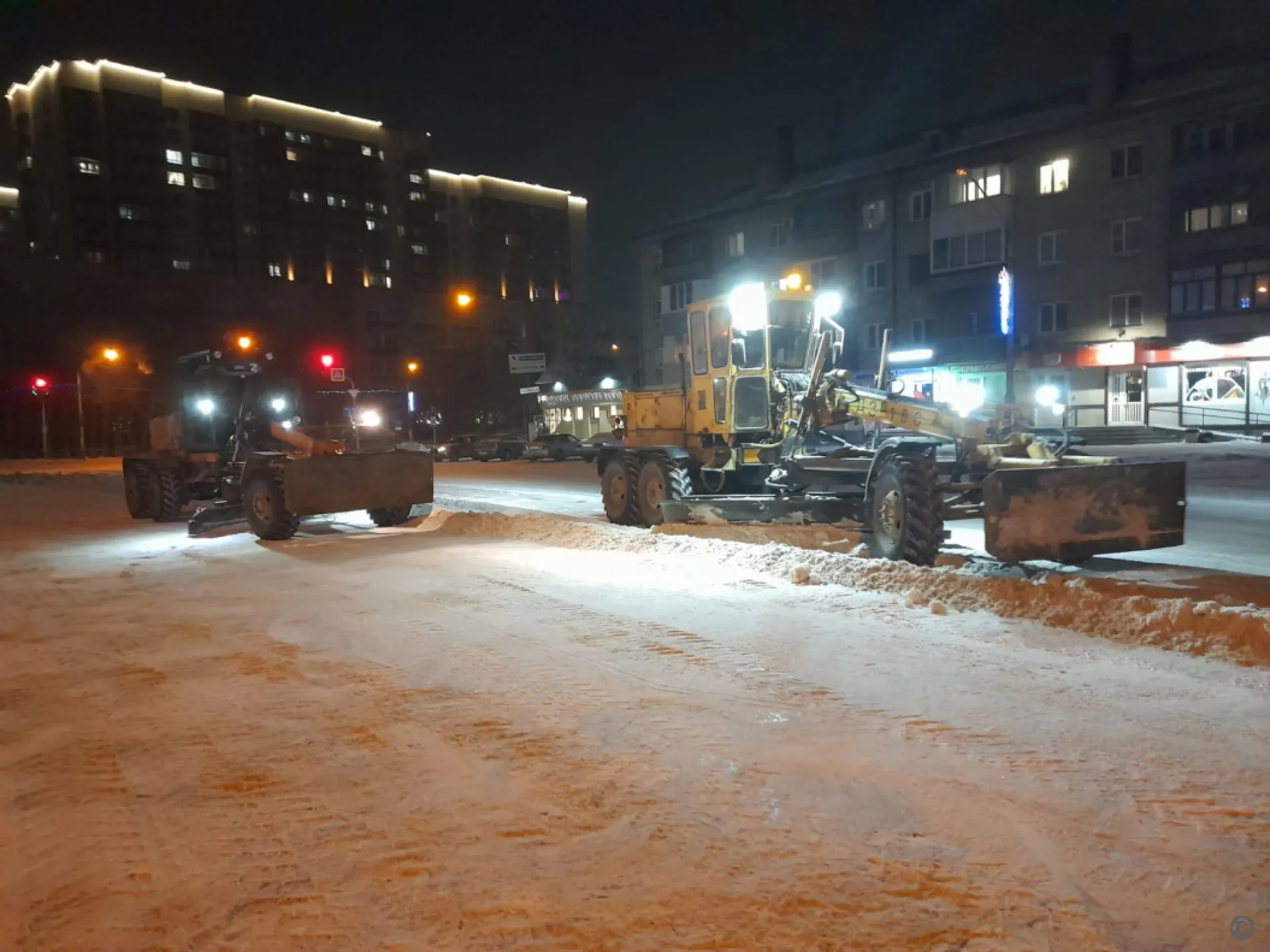 Дорожники Барнаула продолжают борьбу с последствиями непогоды