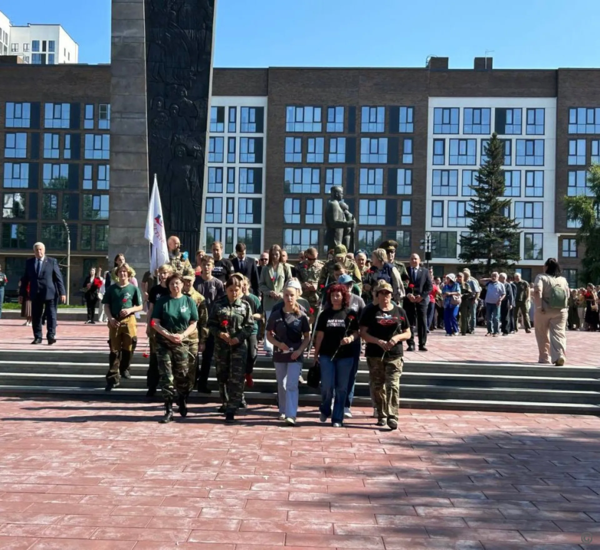 В День памяти и скорби в Барнауле возложили цветы к Мемориалу Славы