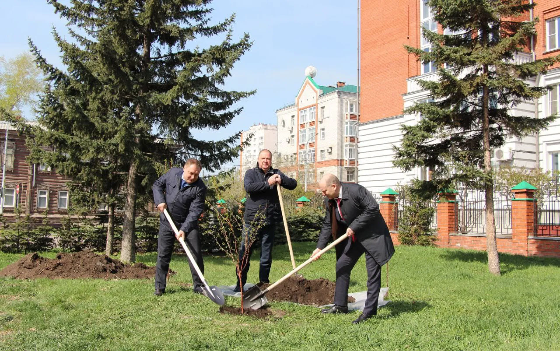 В преддверии 100-летия органов контрразведки России в Барнауле высажена памятная аллея деревьев В преддверии 100-летия органов контрразведки России в Барнауле высажена памятная аллея деревьев