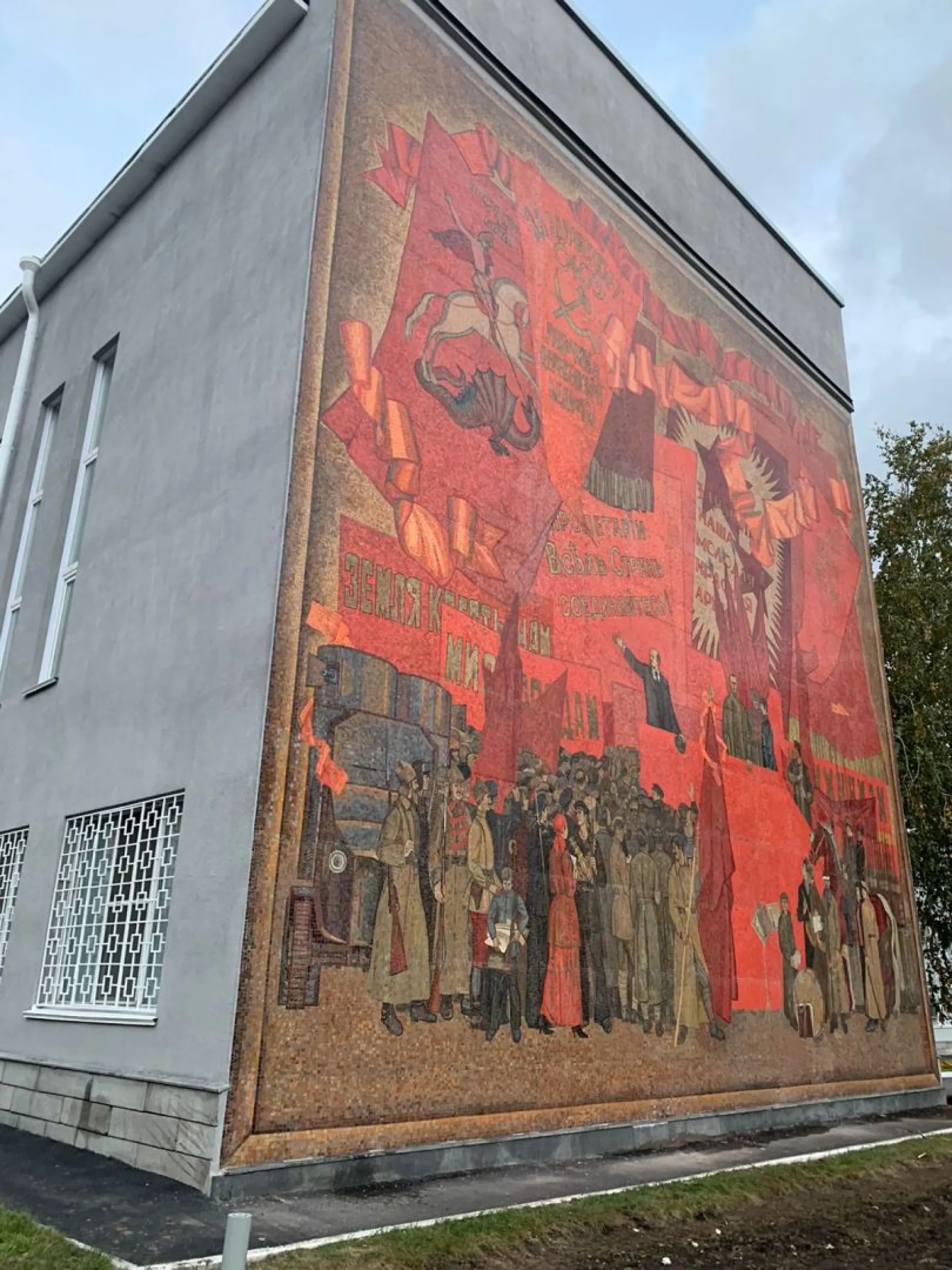Специалисты завершили реставрацию мозаики на здании краевого управления ФСБ в Барнауле Специалисты завершили реставрацию мозаики на здании краевого управления ФСБ в Барнауле