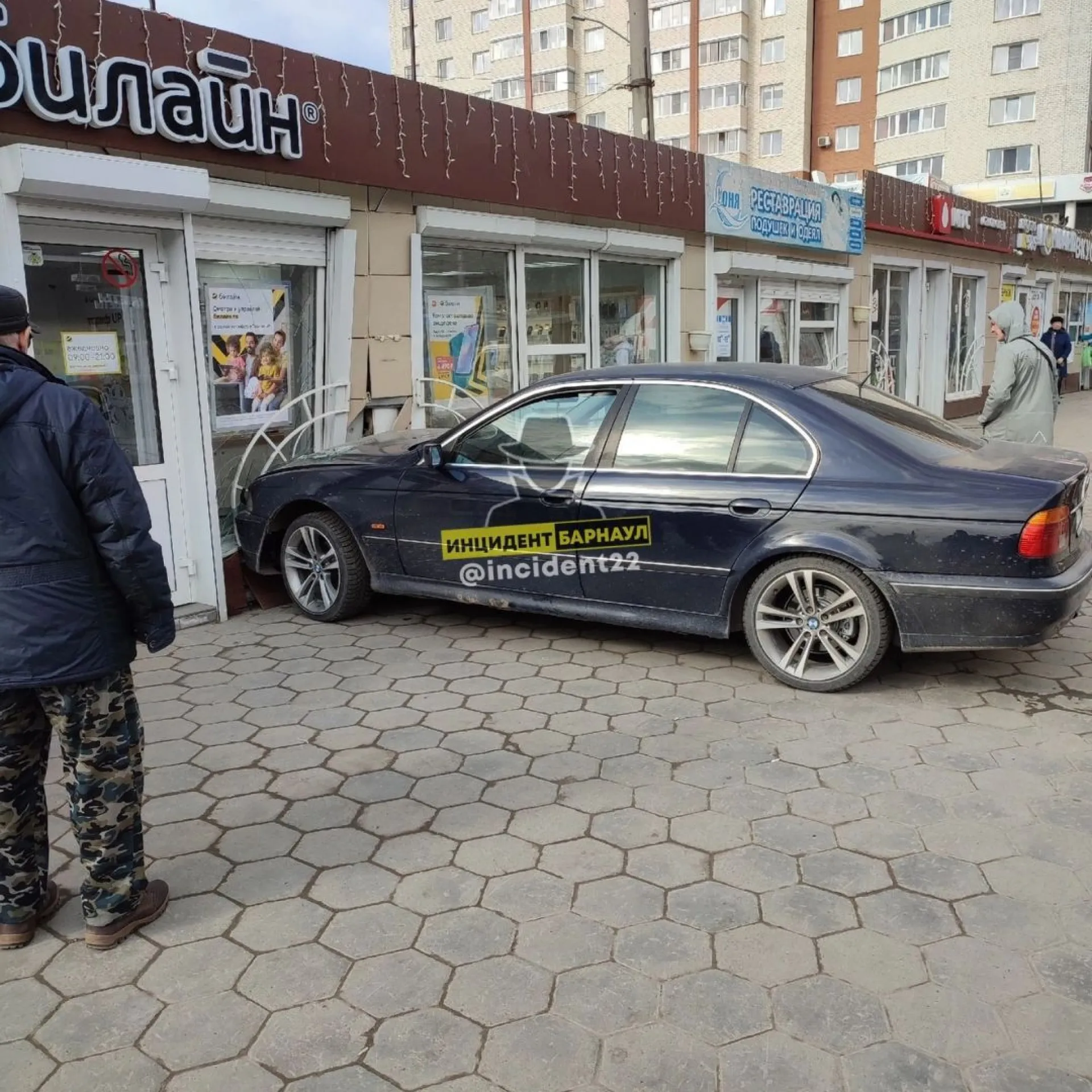 Автомобиль врезался в торговые киоски в Барнауле Автомобиль врезался в торговые киоски в Барнауле