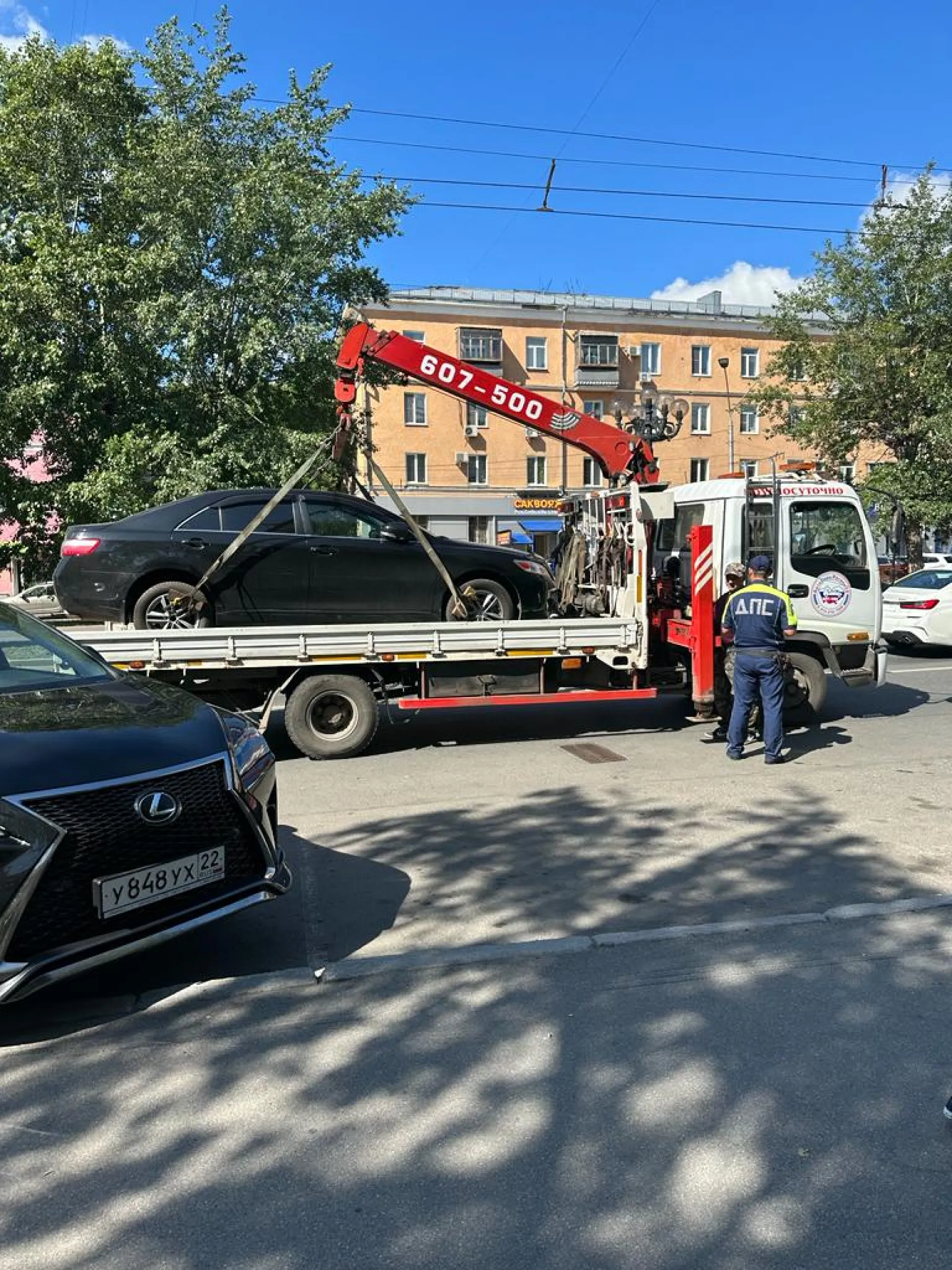 Автомобили в центре Барнаула увозят на штрафстоянку