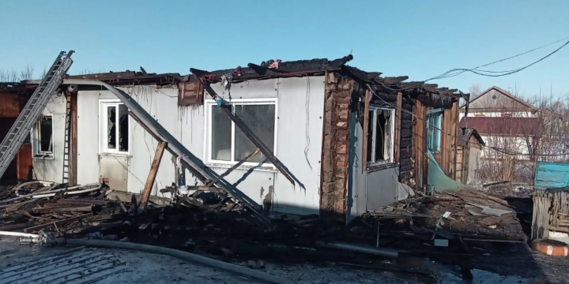 Уголовное дело возбудили после смерти двух маленьких детей при пожаре в Краснощёковском районе