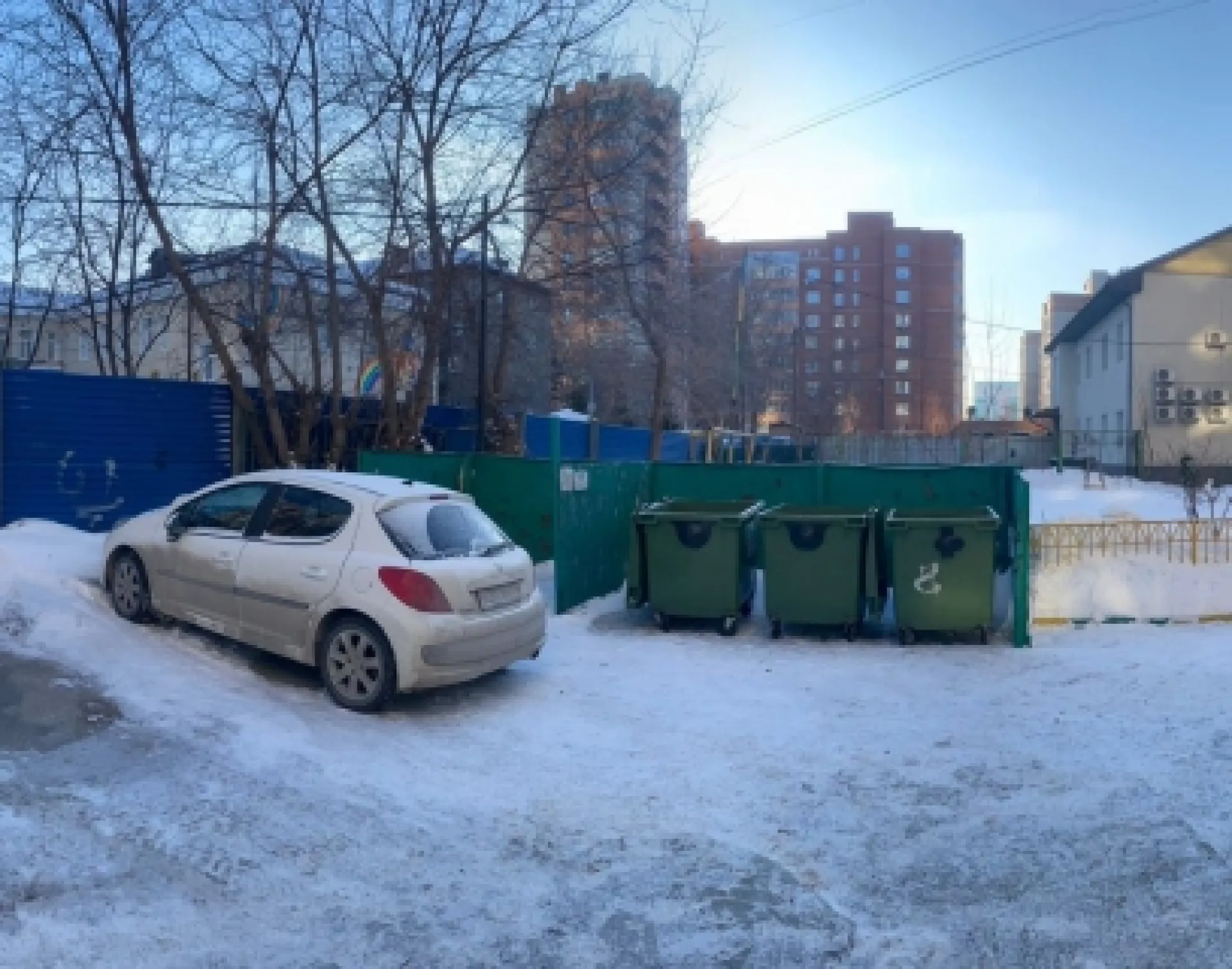 Новорожденного малыша нашли в мусорном баке в Новосибирске Новорожденного малыша нашли в мусорном баке в Новосибирске
