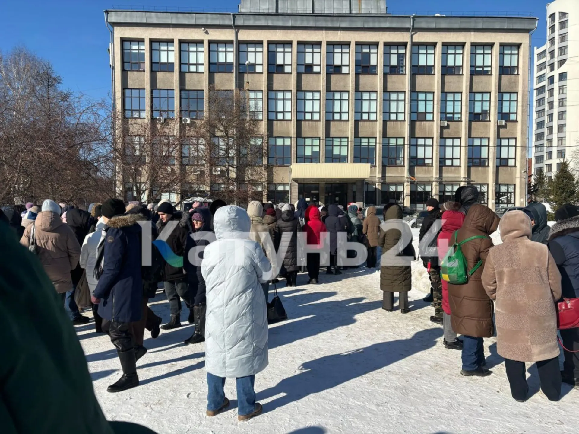 Людей эвакуировали из краевой библиотеки в Барнауле