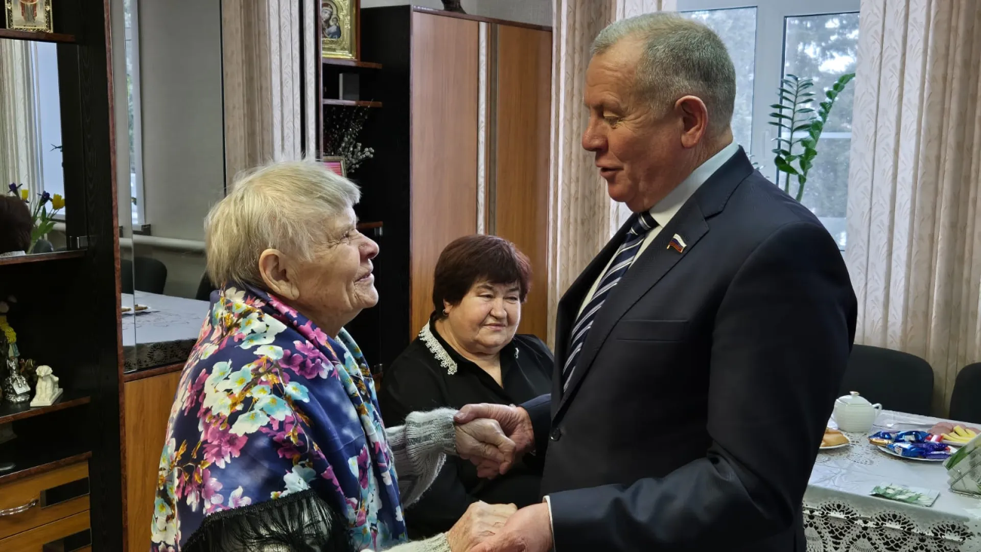 Депутат Госдумы Иван Лоор поздравил труженицу, проработавшую 45 лет в овцеводстве Алтайского края