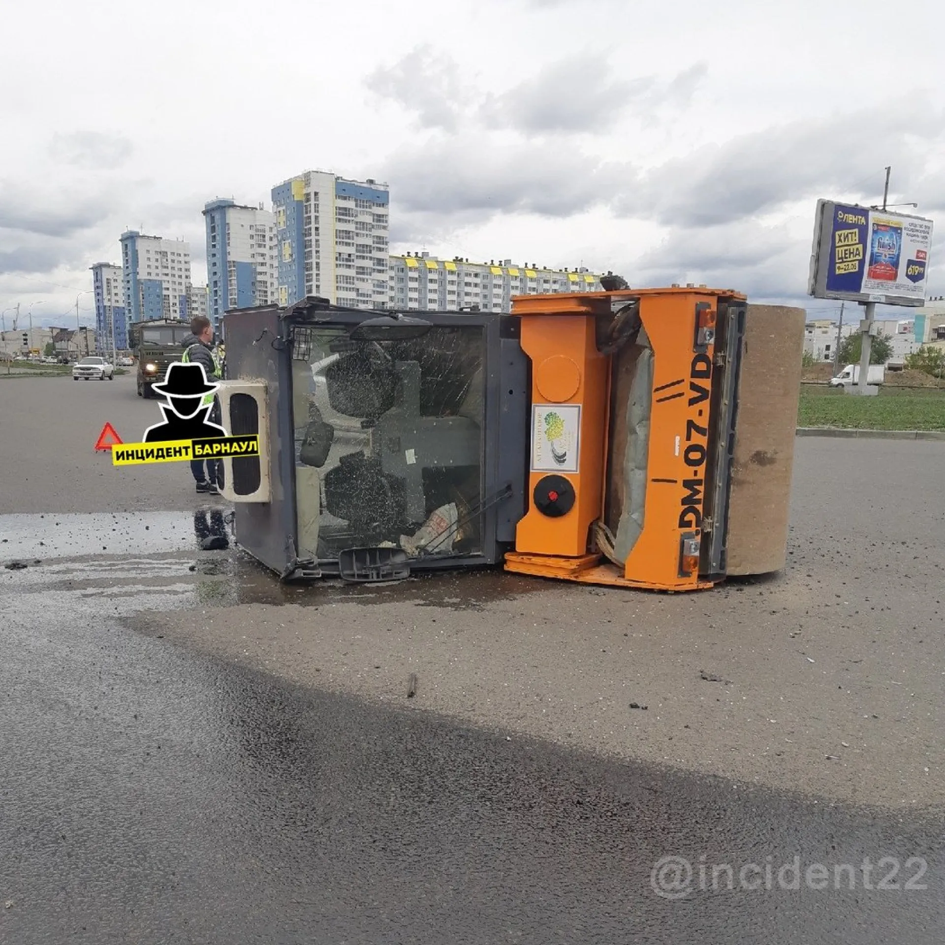 Каток перевернулся в Барнауле Каток перевернулся в Барнауле