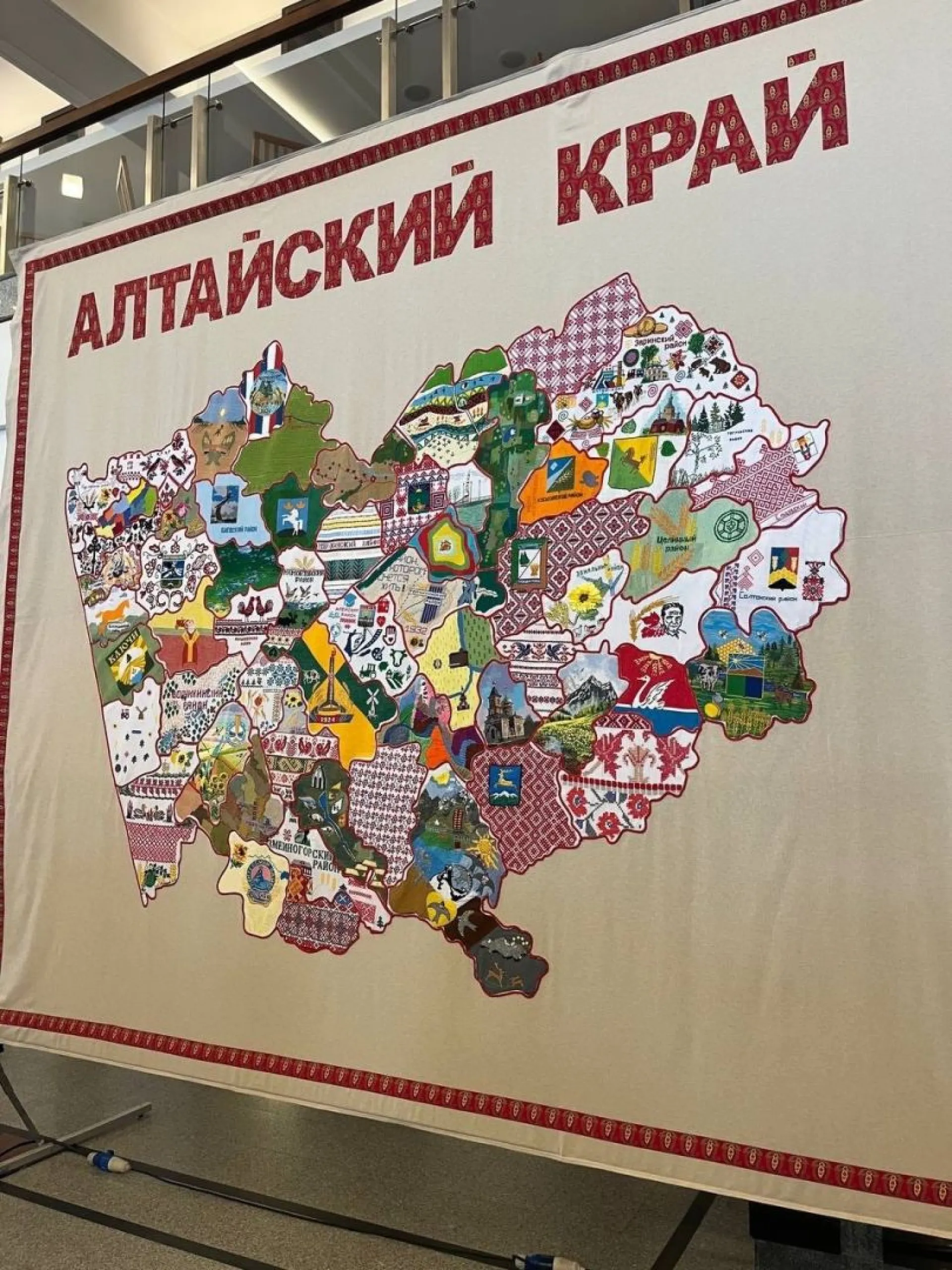 Вышитую карту Алтайского края представили в Барнауле в День народного единства