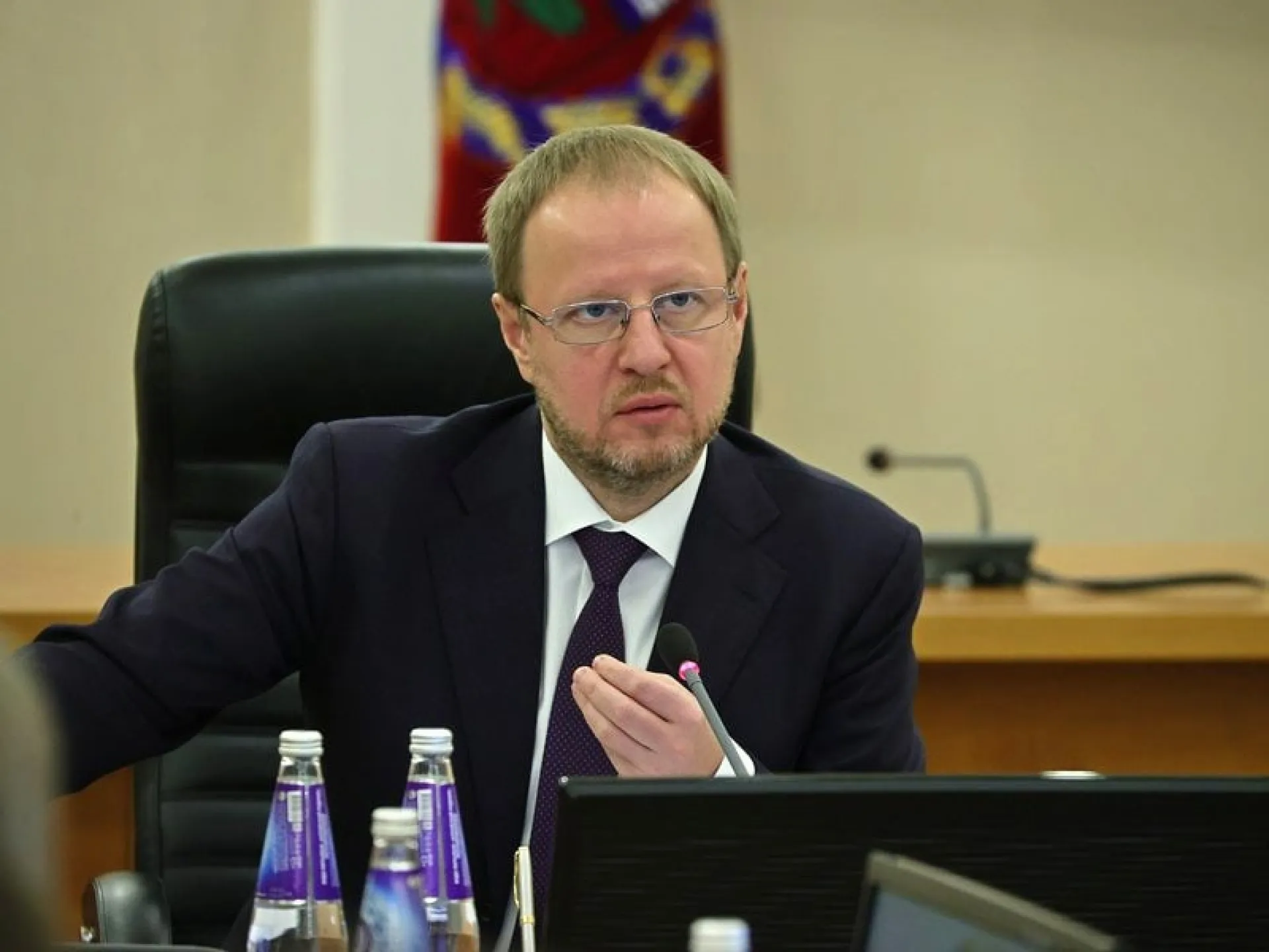 Виктор Томенко поручил проработать предложения о выплатах детям войны