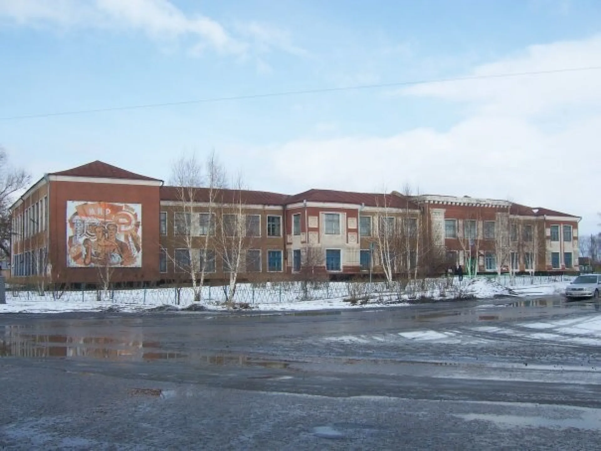 Часть кирпичной кладки обвалилась в школе № 3 в Каменском районе