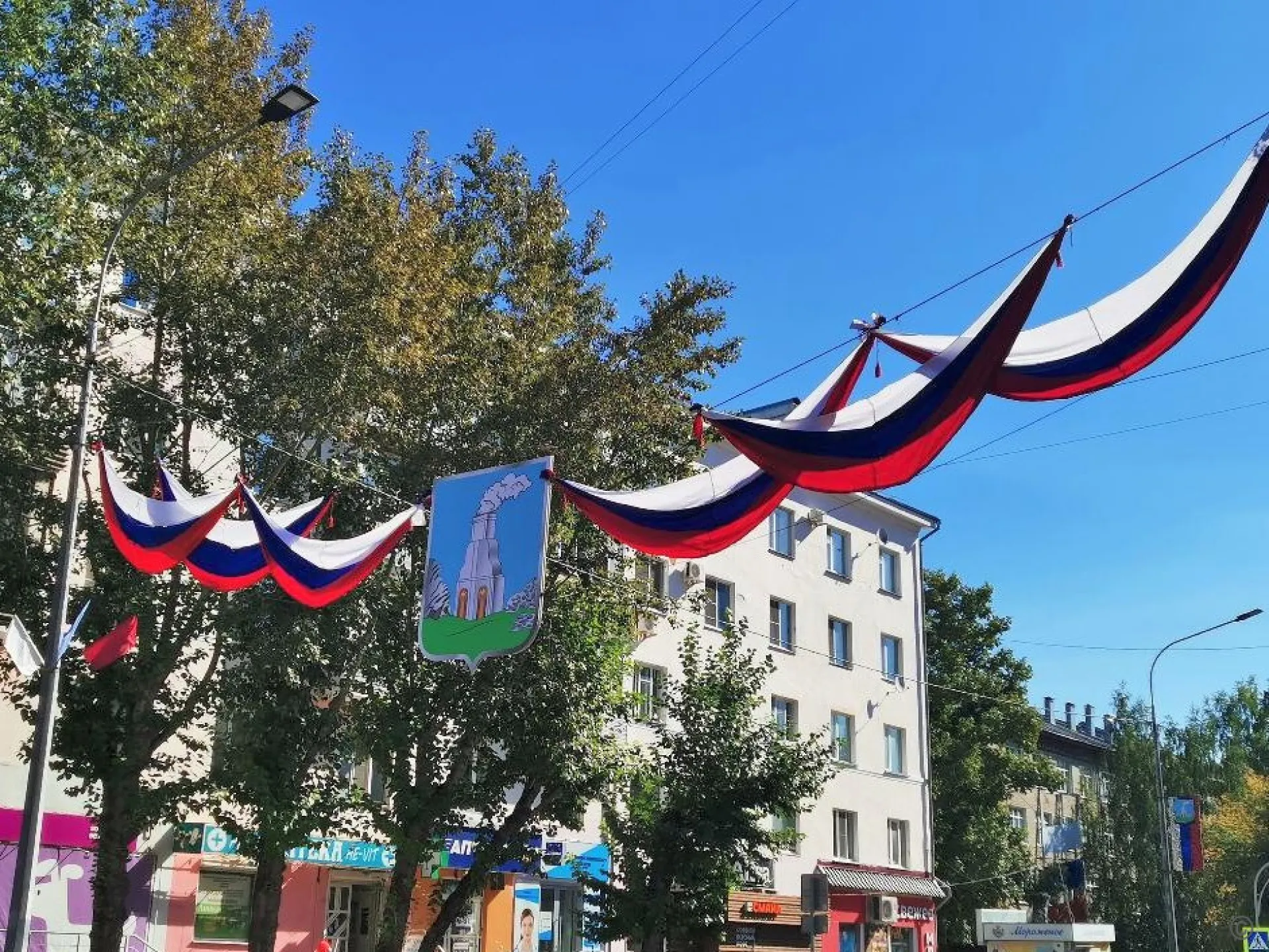 Барнаул украшают флагами и баннерами ко Дню города Барнаул украшают флагами и баннерами ко Дню города