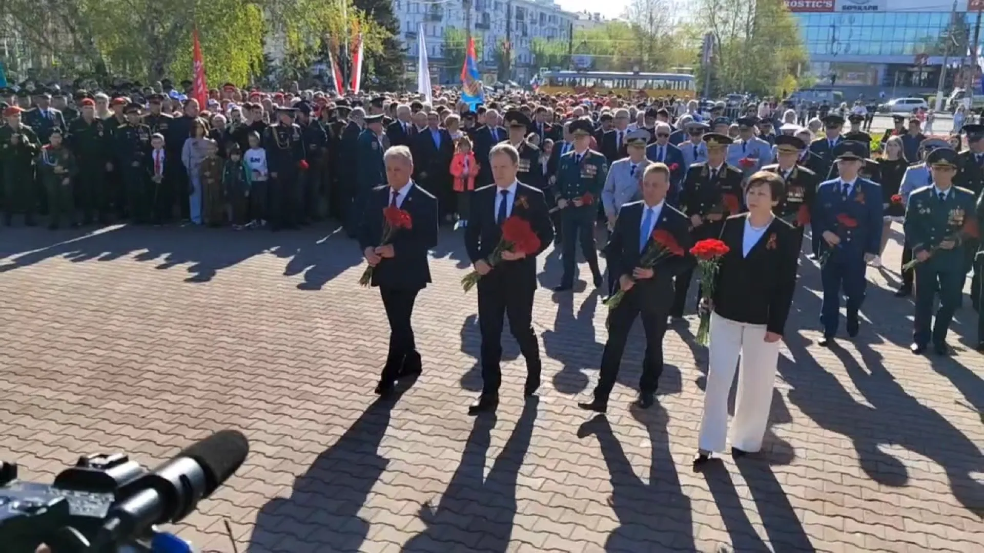 Цветы к Мемориалу Славы возложили 9 мая в Барнауле