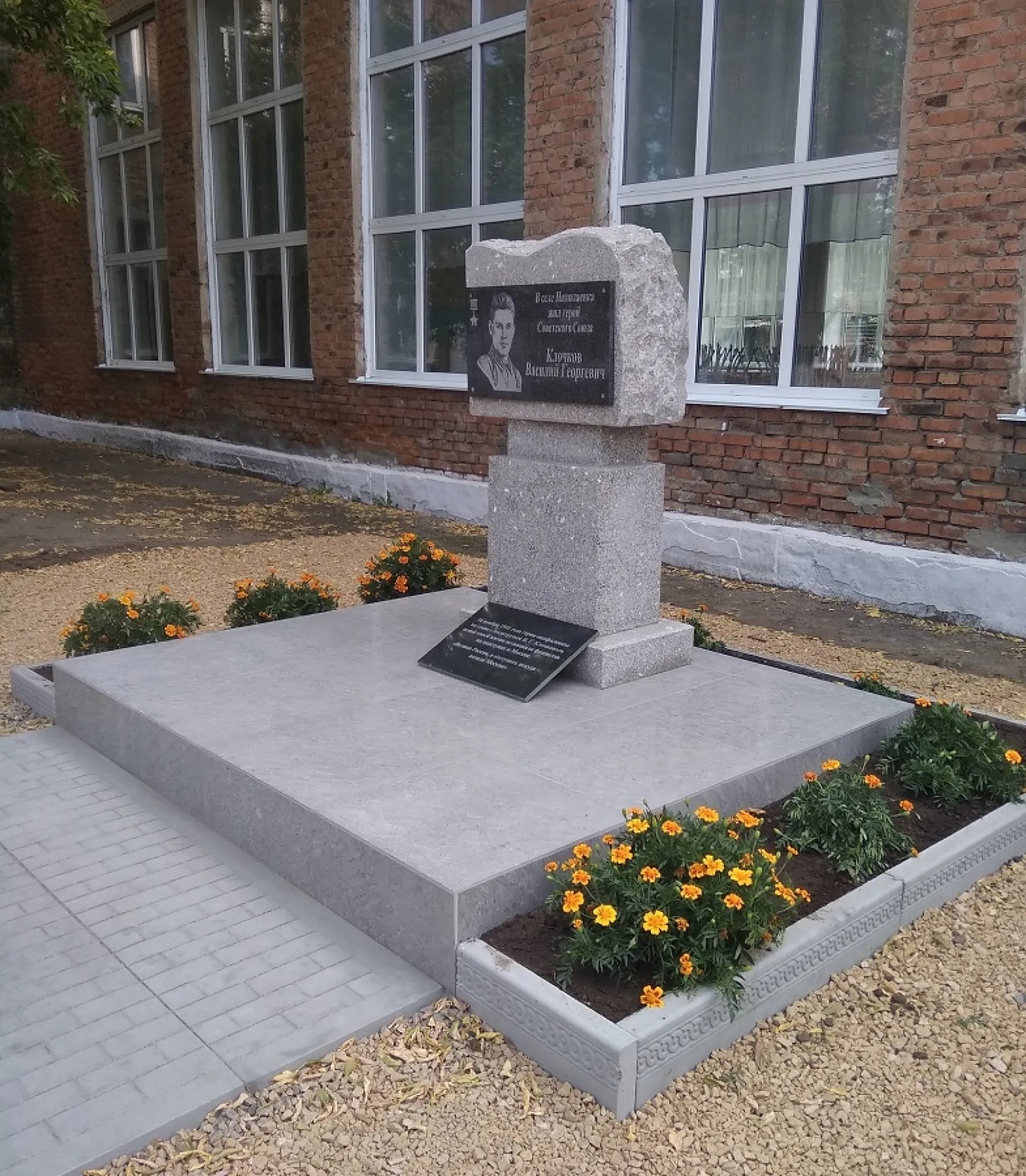 Памятник Герою Советского Союза Василию Клочкову установили в городе Горняке Алтайского края Памятник Герою Советского Союза Василию Клочкову установили в городе Горняке Алтайского края