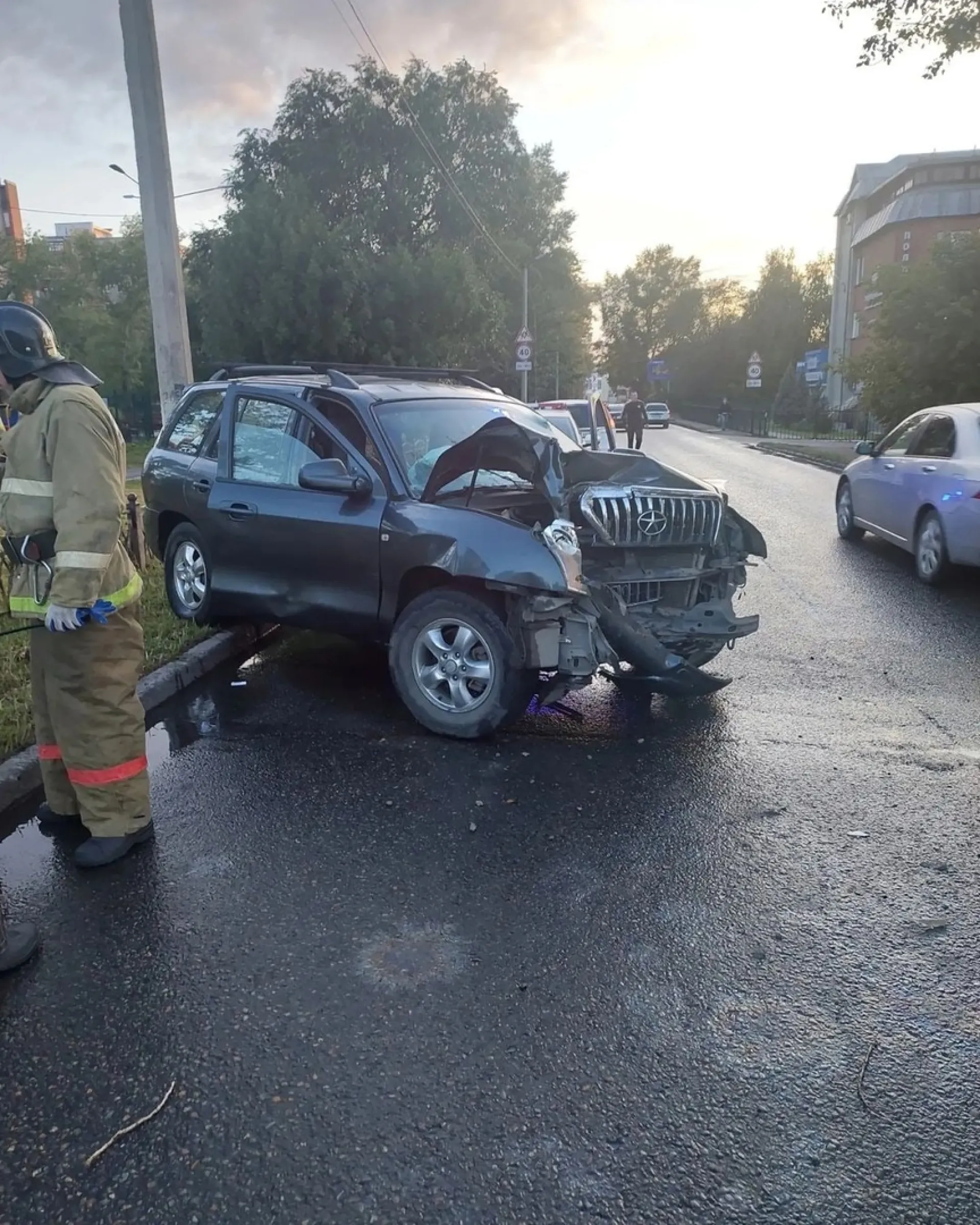 Бийчанин на автомобиле врезался в дерево. Есть пострадавшие Бийчанин на автомобиле врезался в дерево. Есть пострадавшие