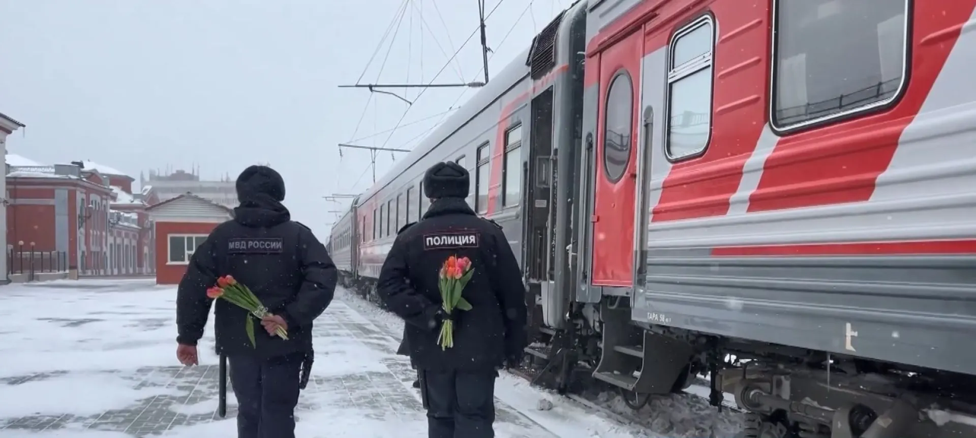 Транспортные полицейские Сибири поздравили проводниц и начальниц поездных бригад с наступающим Международным женским днём Транспортные полицейские Сибири поздравили проводниц и начальниц поездных бригад с наступающим Международным женским днём