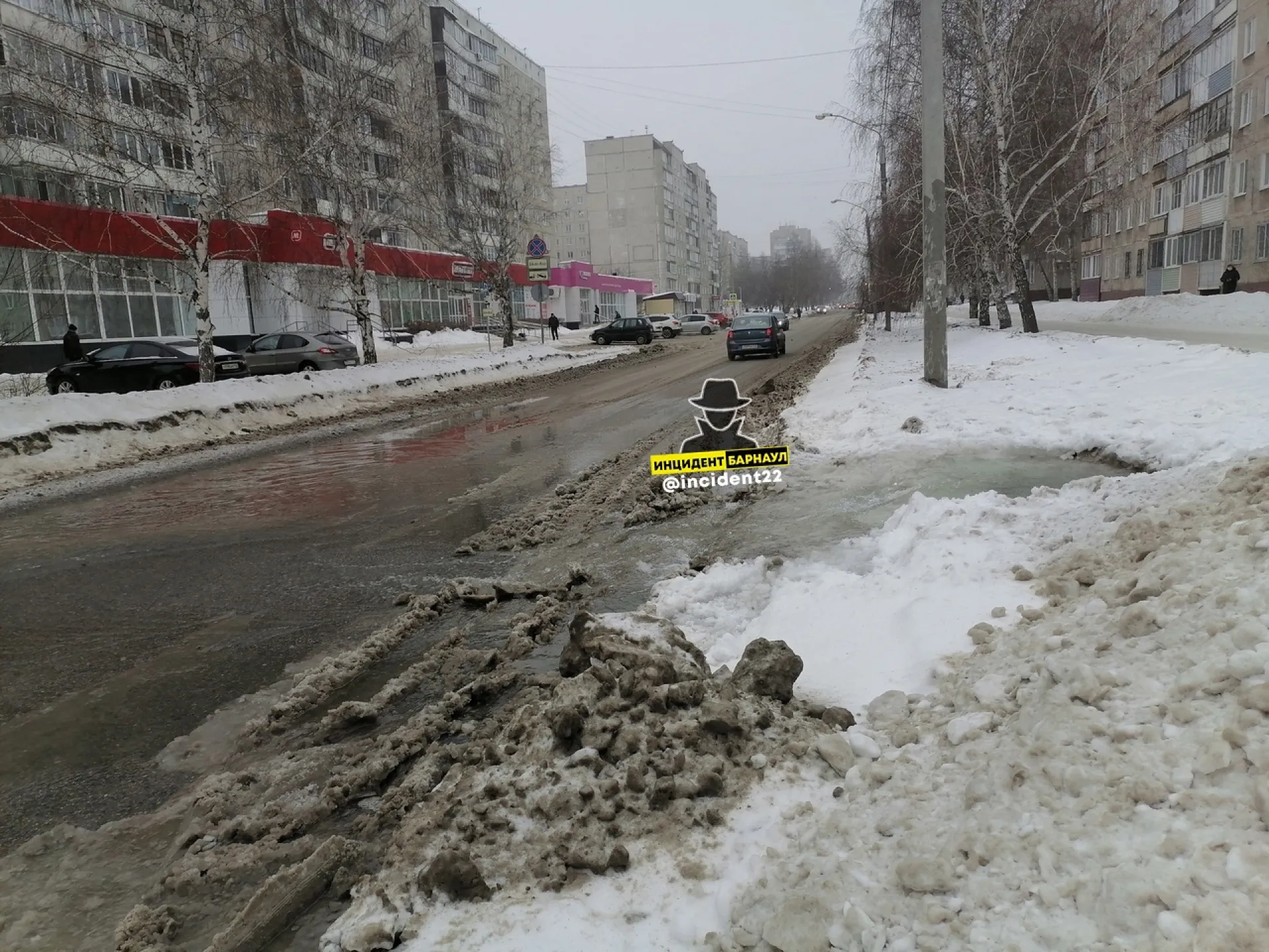 В Барнауле проезжую часть заливает водой из-за коммунальной аварии