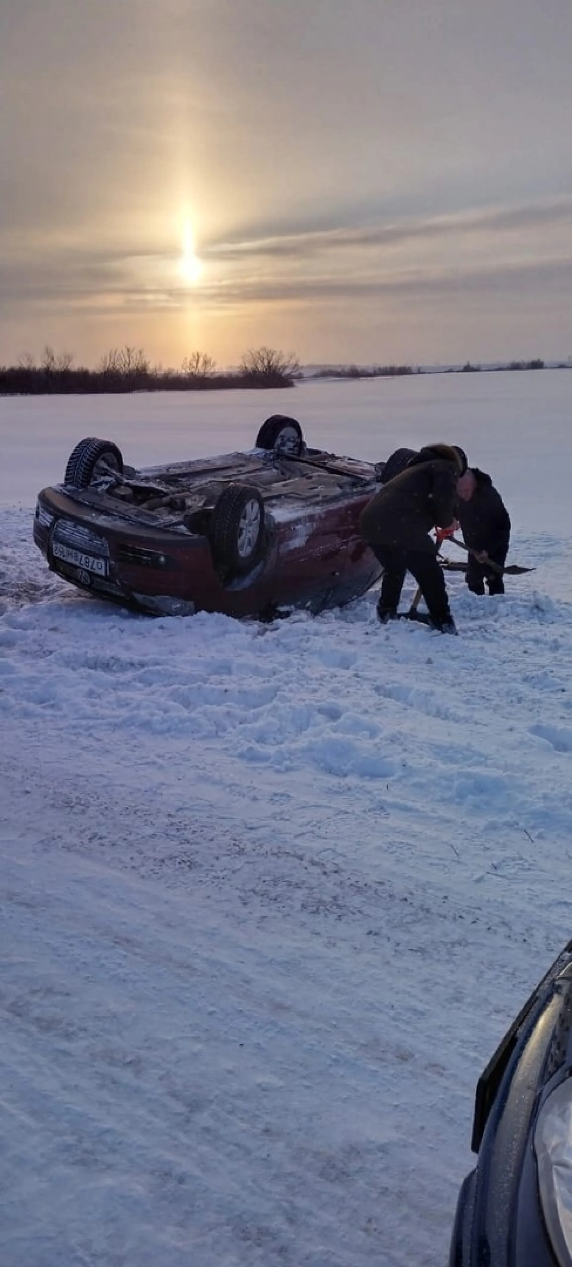В Алтайском крае автомобиль перевернулся на скользкой трассе