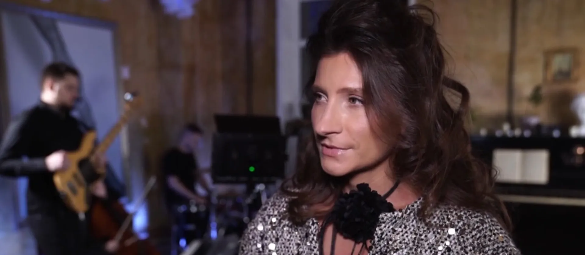 Барнаульская певица Юлия Колерт снимает клип на песню «Ладони» Барнаульская певица Юлия Колерт снимает клип на песню «Ладони»