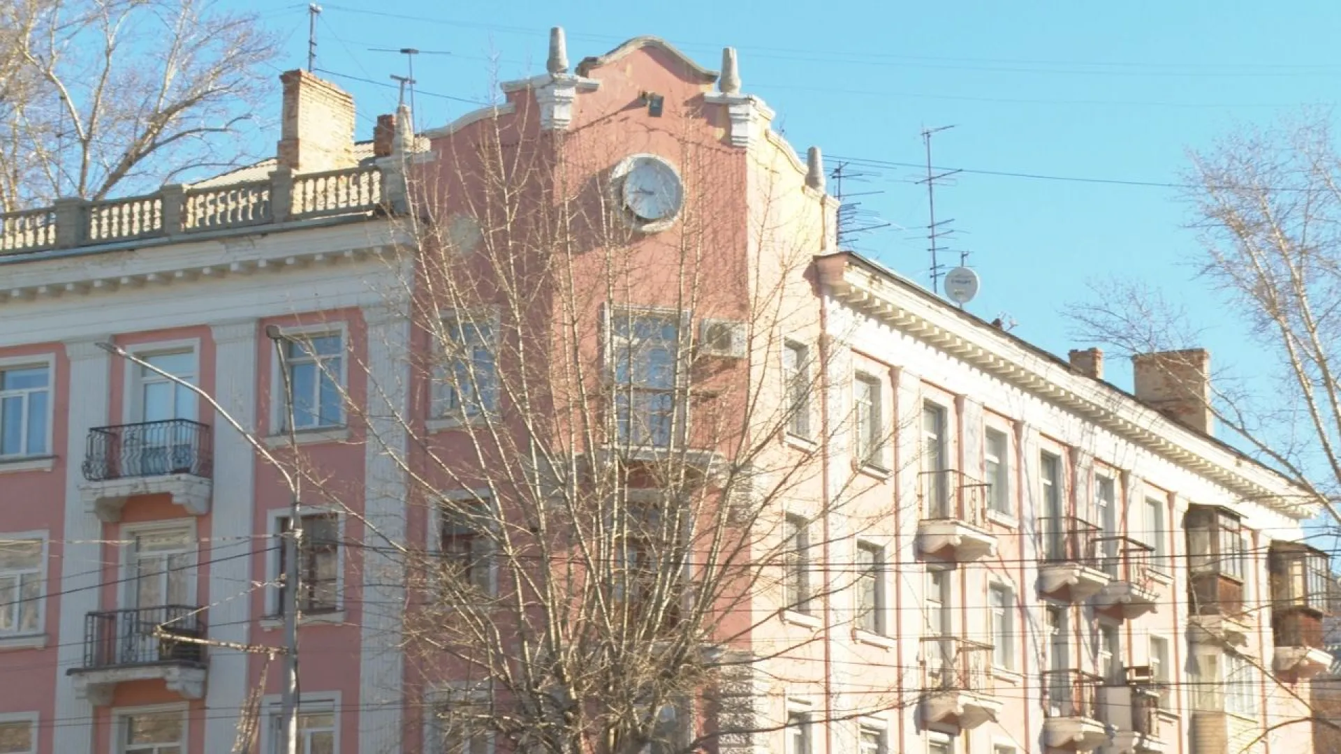 Историк объяснил, зачем нужны механические башенные часы в Барнауле и надо ли менять их на электронные Историк объяснил, зачем нужны механические башенные часы в Барнауле и надо ли менять их на электронные