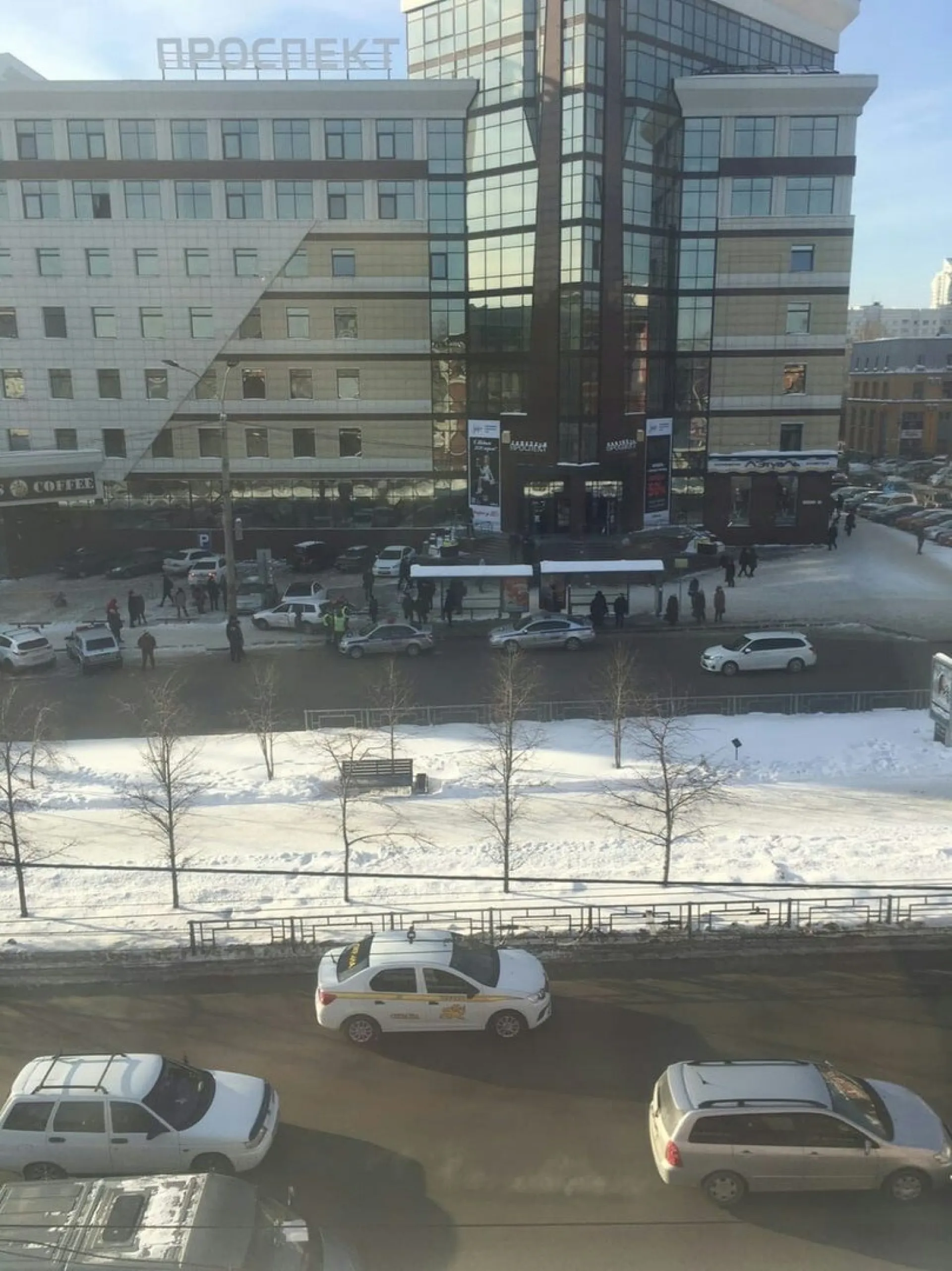 Иномарка снесла остановку с людьми в Барнауле Иномарка снесла остановку с людьми в Барнауле