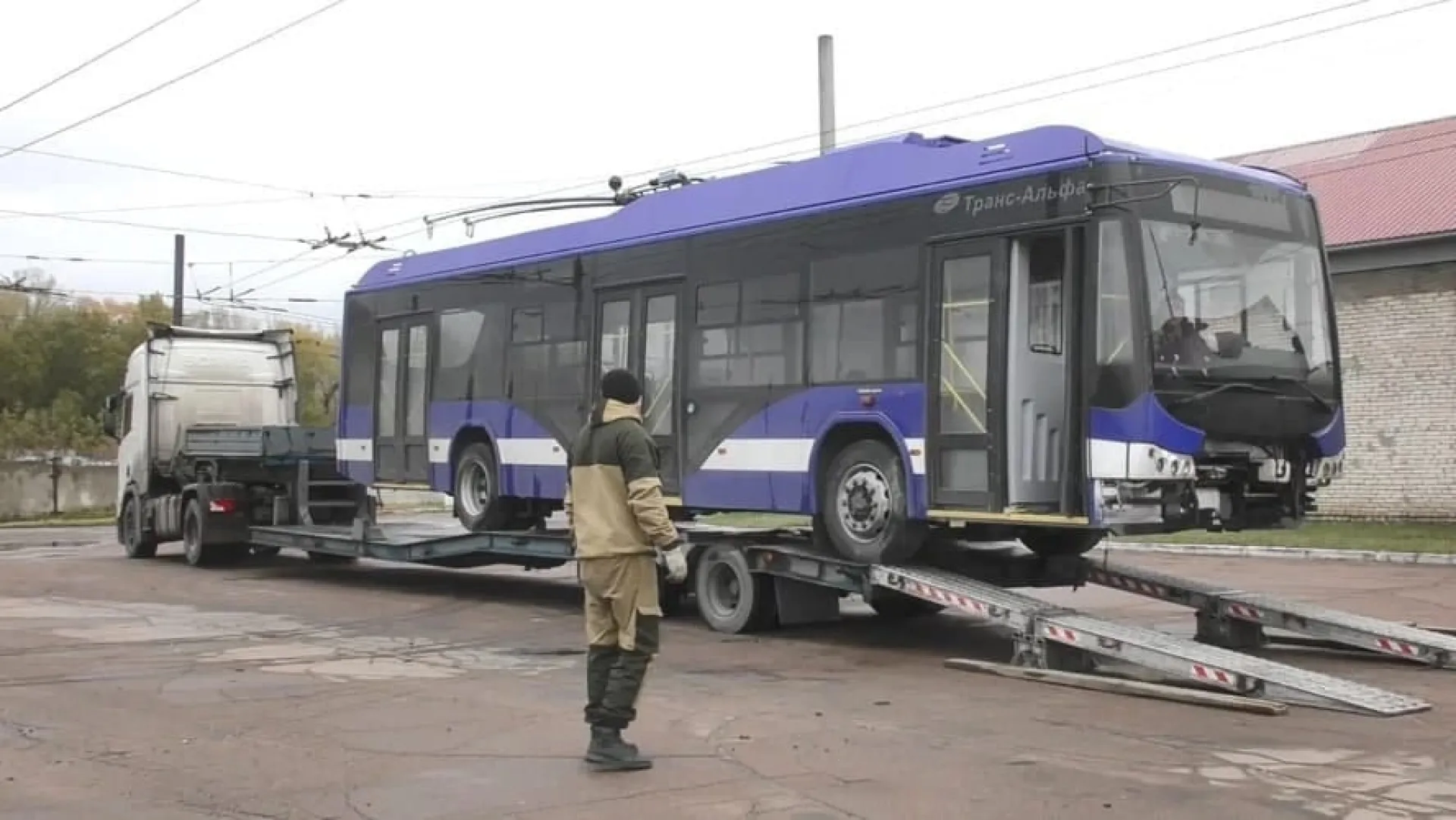В Рубцовск доставили новый троллейбус