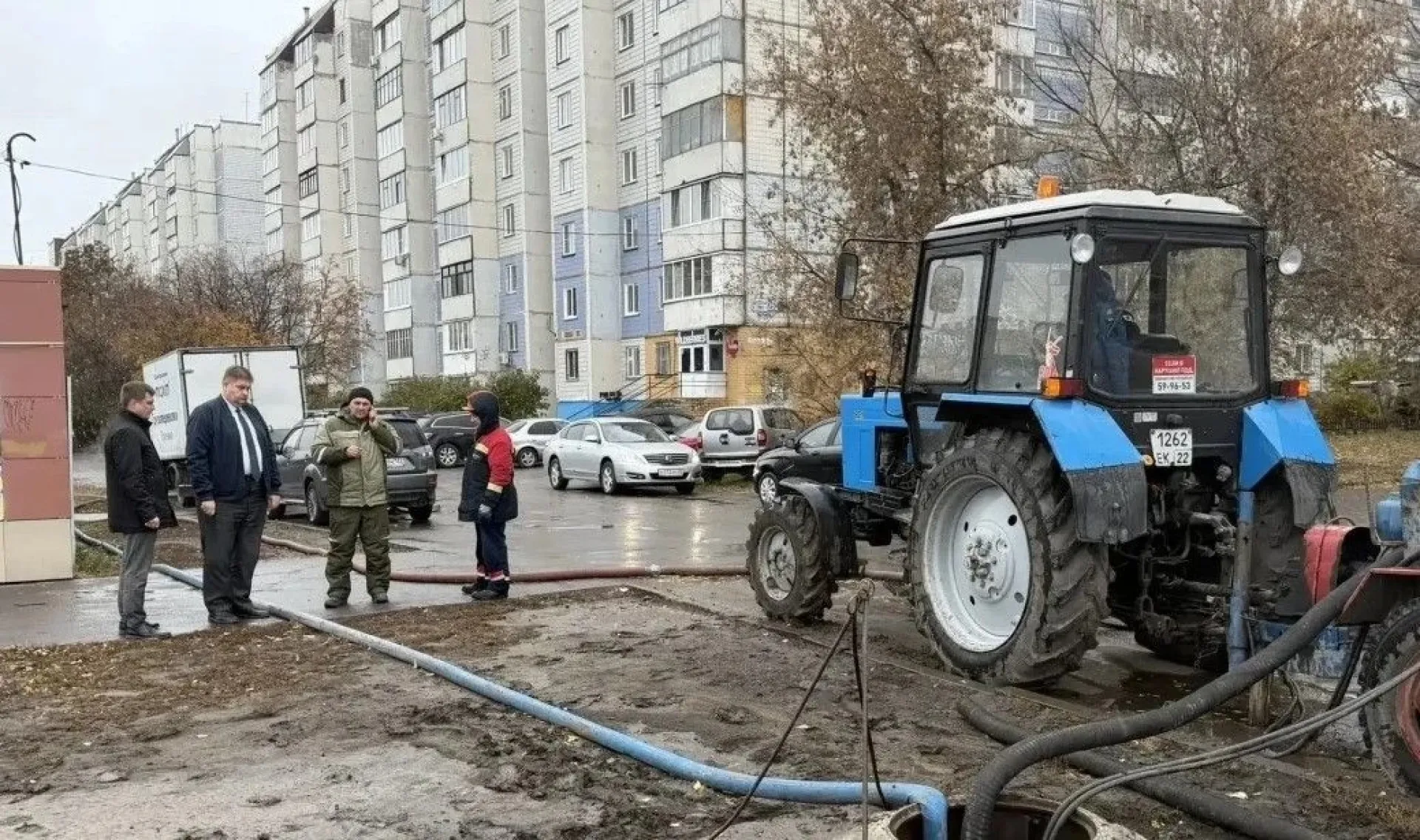 Коммунальную аварию на теплосети на Павловском тракте устраняют в Барнауле
