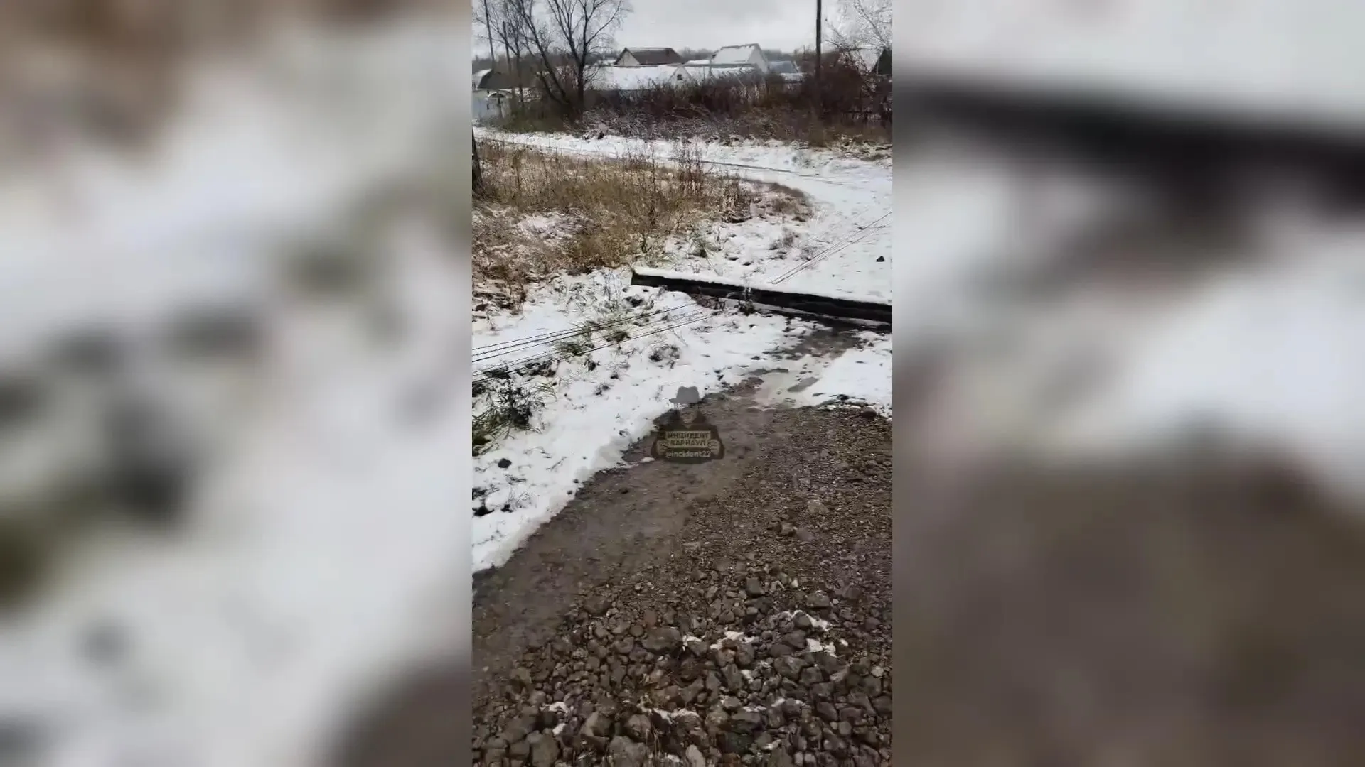 Упавший столб с проводами третий день лежит в пригороде Барнаула