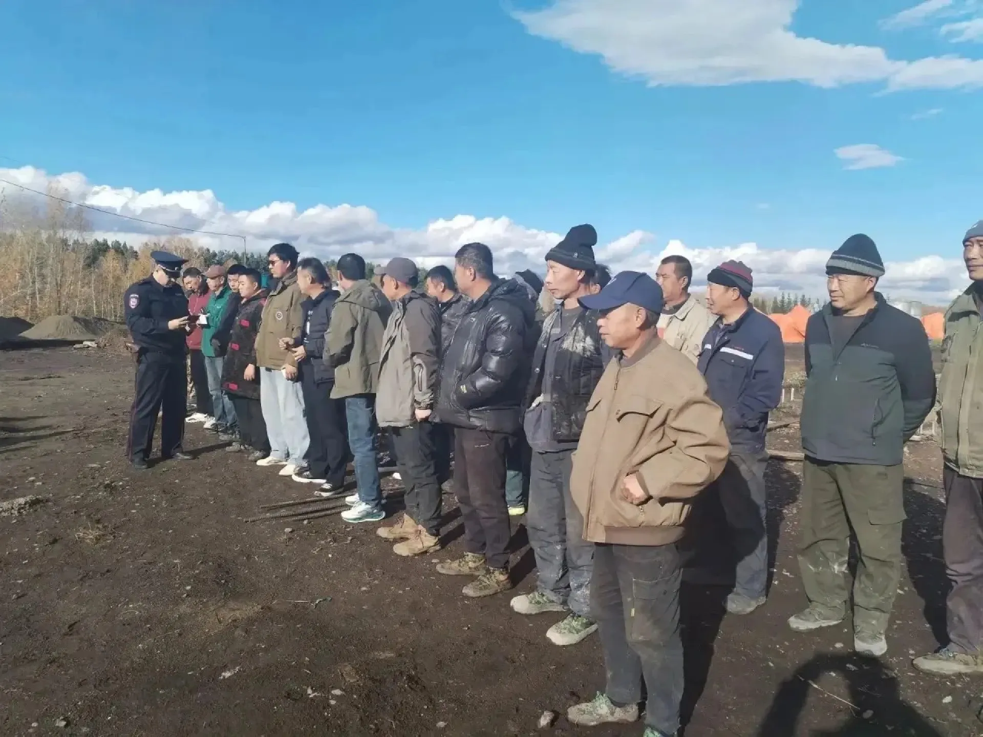 28 нелегалов работали на стройке в Троицком районе 