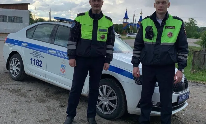 Полицейские помогли женщине, у которой сломалась машина на трассе в Алтайском крае