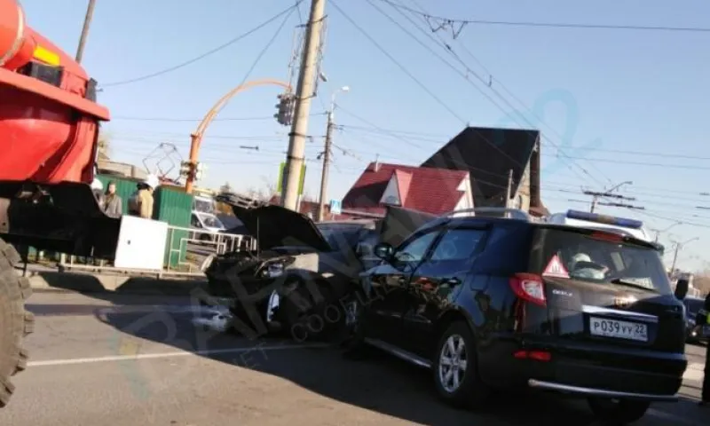Три автомобиля столкнулись на перекрестке в Барнауле