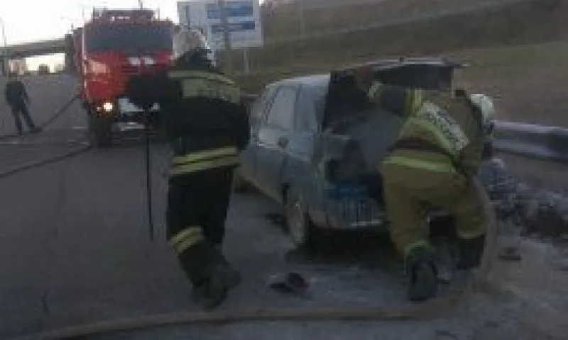 Автомобиль загорелся на дороге в Барнауле