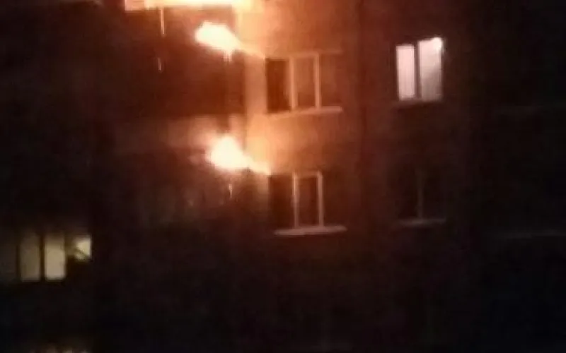 В Барнауле эвакуировали 12 человек из-за горящего балкона