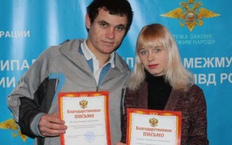 Полиция выразила благодарность двум жителям Рубцовска за спасение девочки, которую мать хотела выбросить из окна