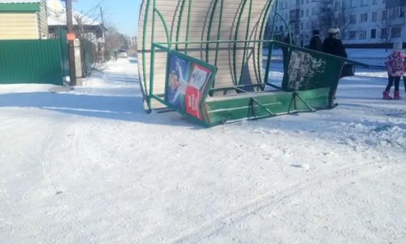 Соцсети: остановка рухнула на дороге в Алтайском крае