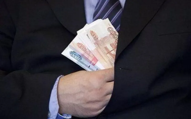 Сотрудник Федеральной службы по надзору в сфере транспорта обвиняется в получении взятки