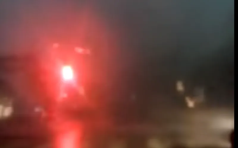 Видео падения крана во время шторма в Барнауле появилось в сети