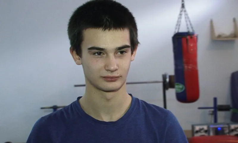 «Могу помочь»: 18-летний парень мечтает о боксерских перчатках 