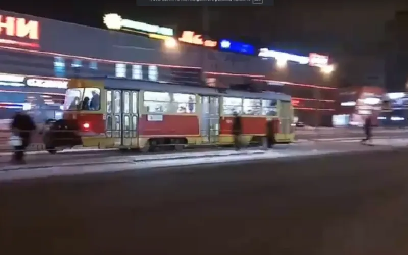 Барнаульские экстремалы-зацеперы прокатились на трамвае 